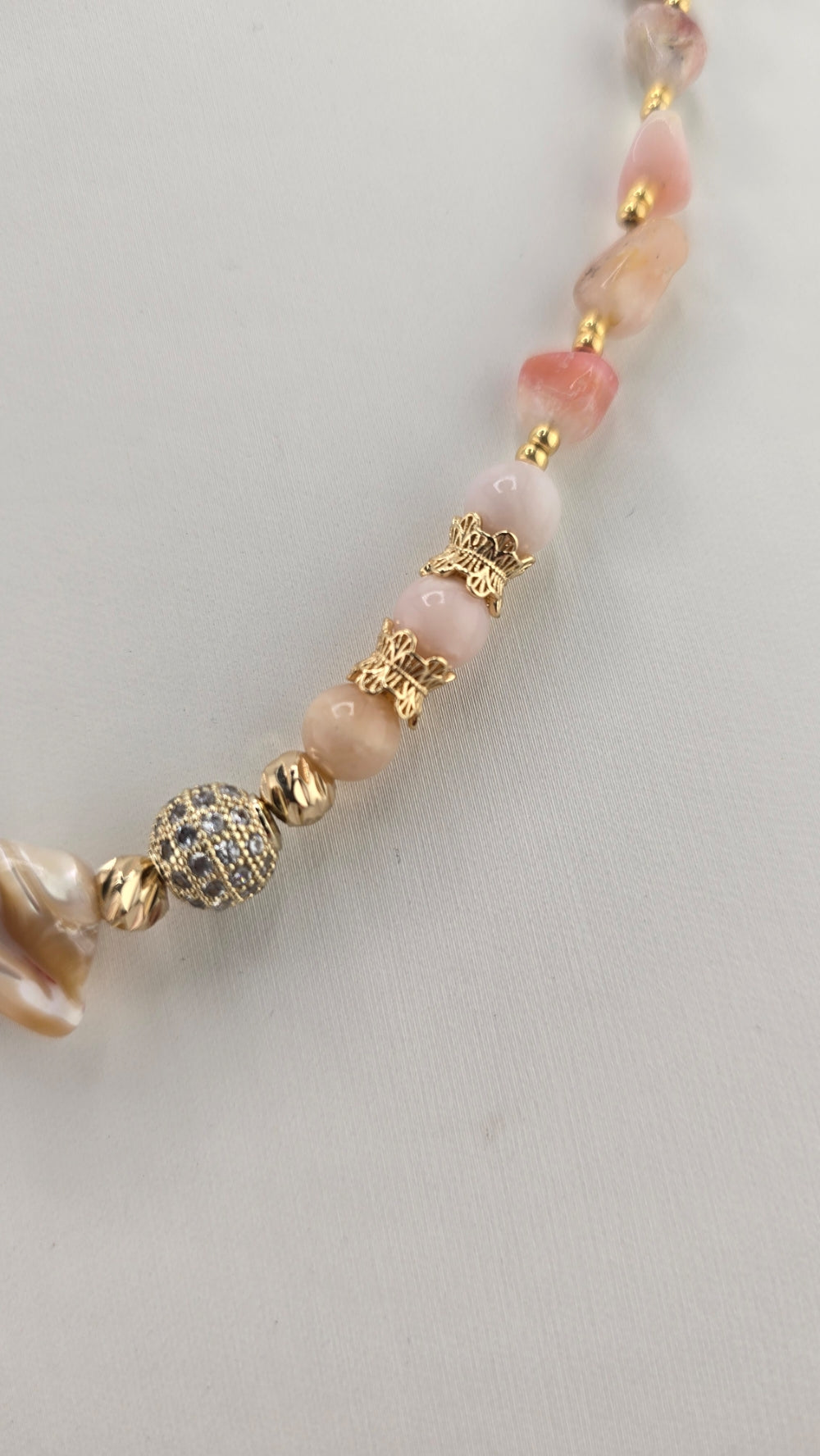 Collier en perles et galets en Opal rose, 3 perles de Trocca