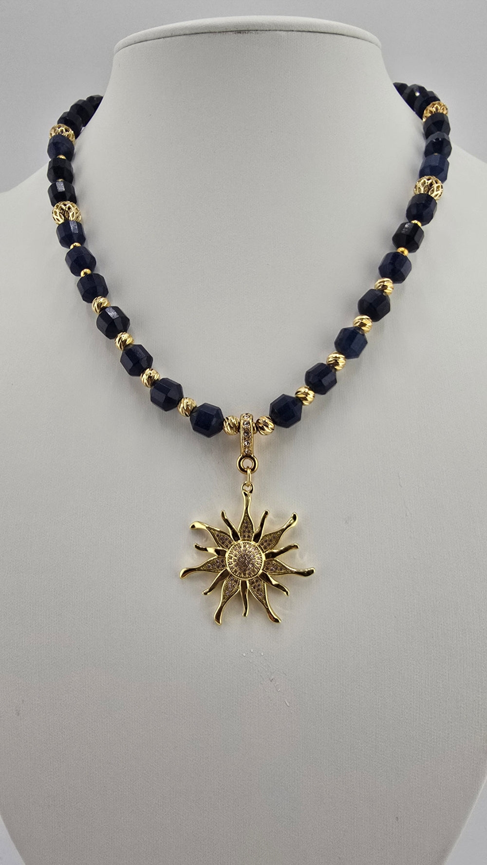 Collier en saphir et son pendentif soleil
