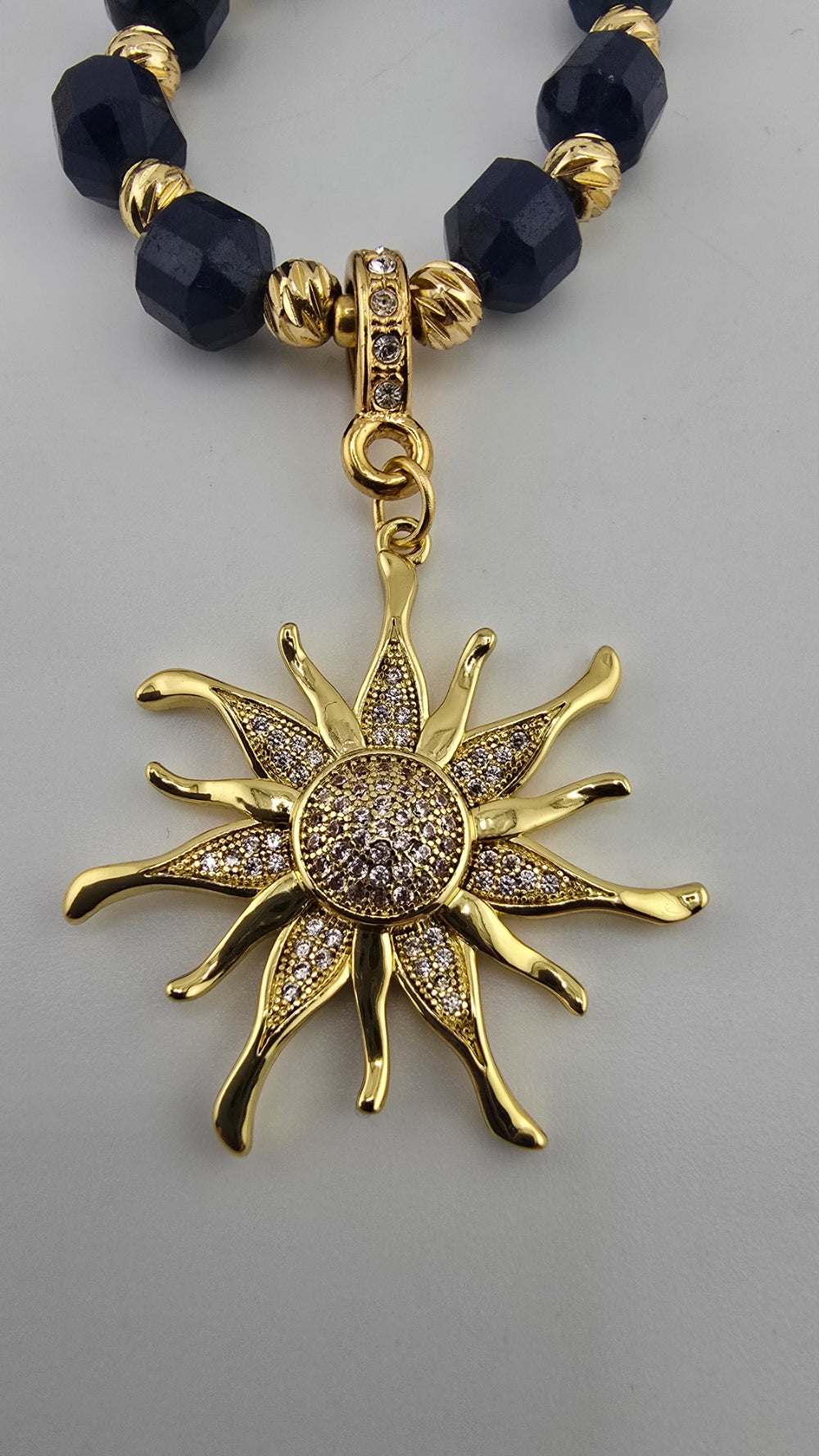 Collier en saphir et son pendentif soleil
