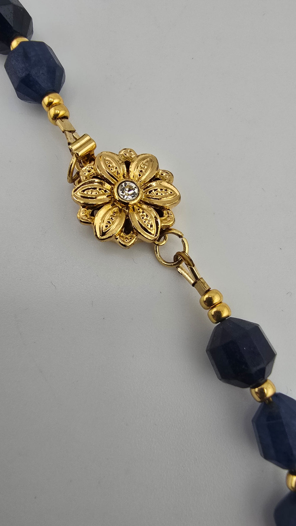 Collier en saphir et son pendentif soleil