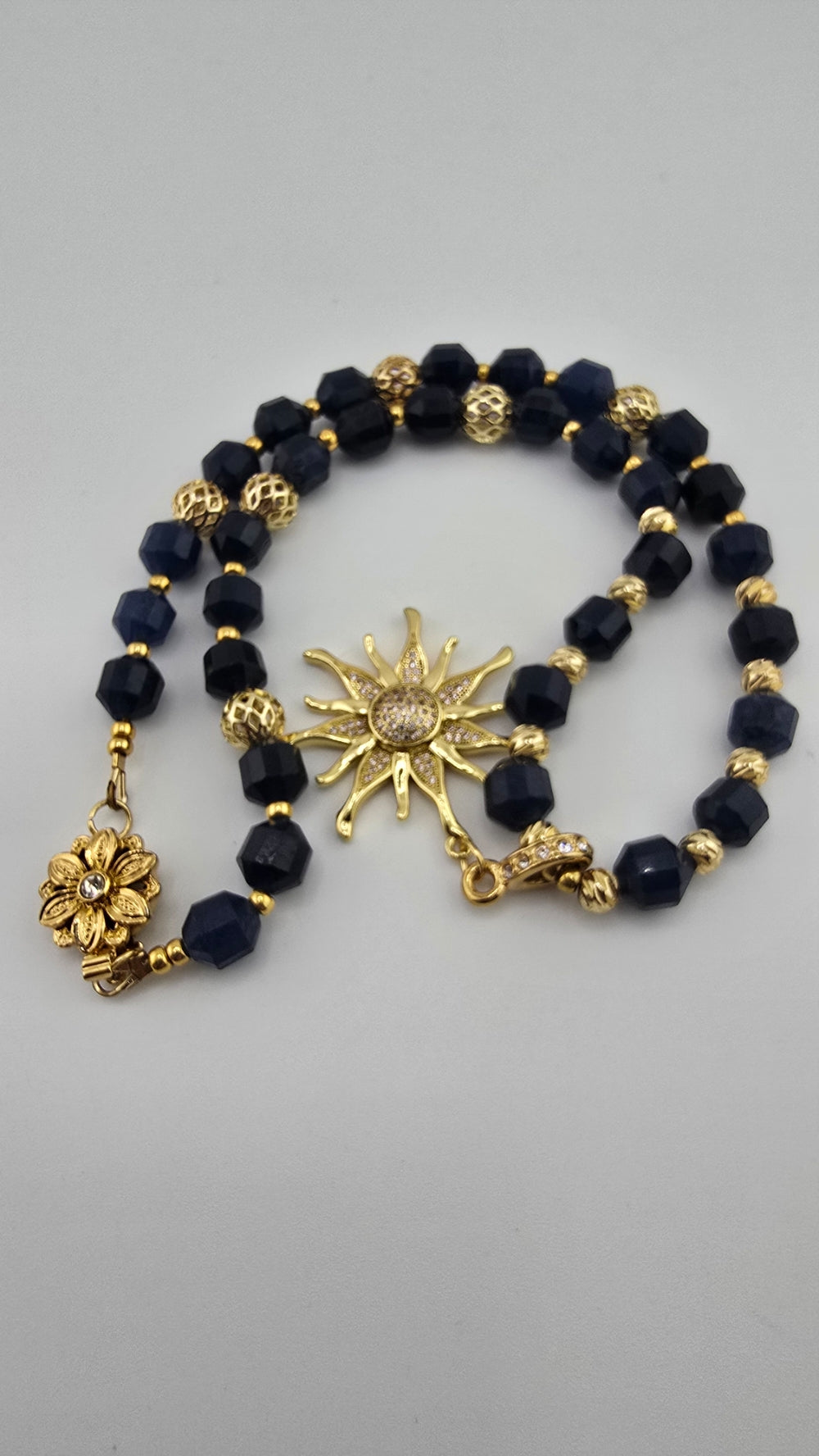 Collier en saphir et son pendentif soleil