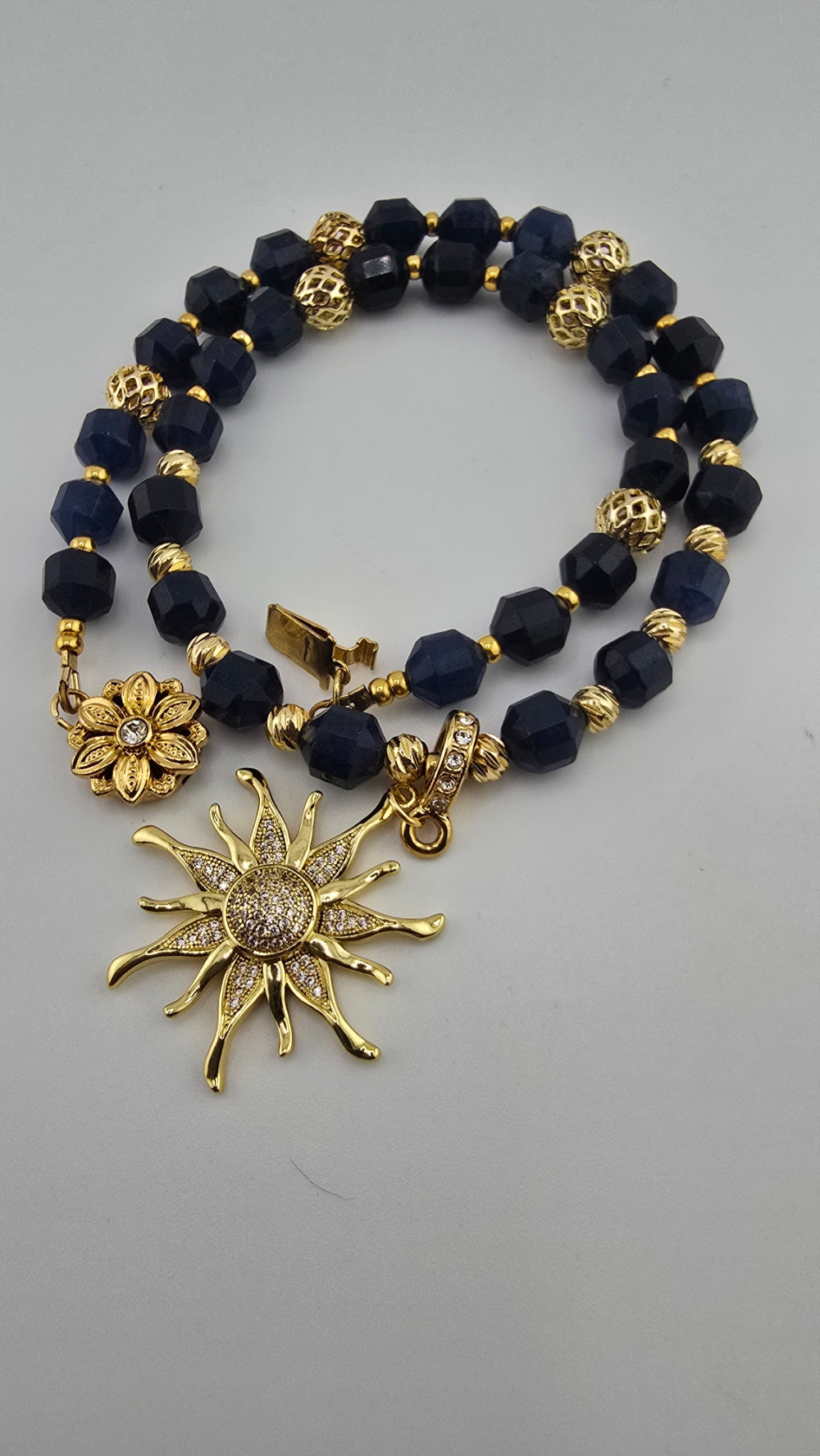 Collier en saphir et son pendentif soleil