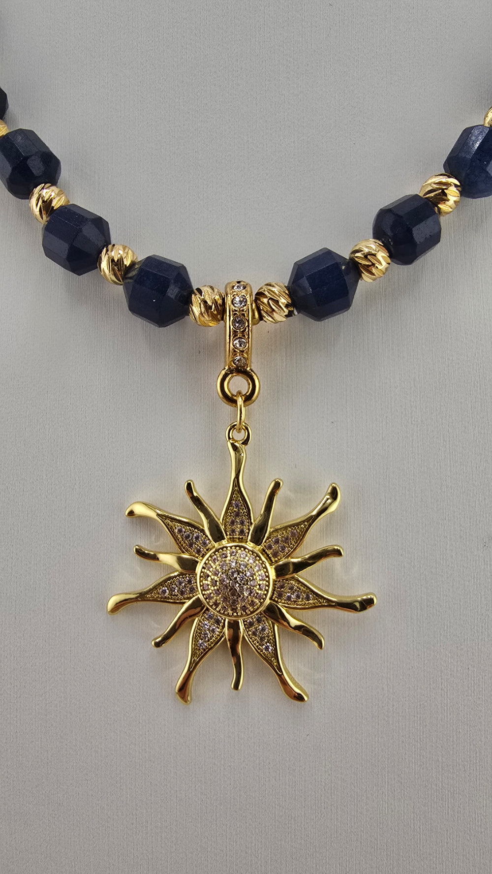 Collier en saphir et son pendentif soleil