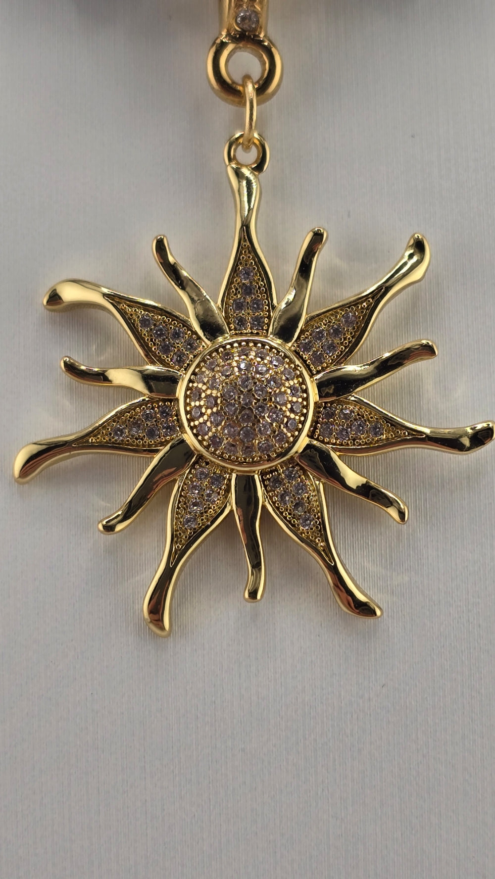 Collier en saphir et son pendentif soleil