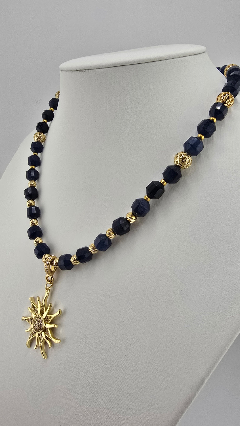 Collier en saphir et son pendentif soleil
