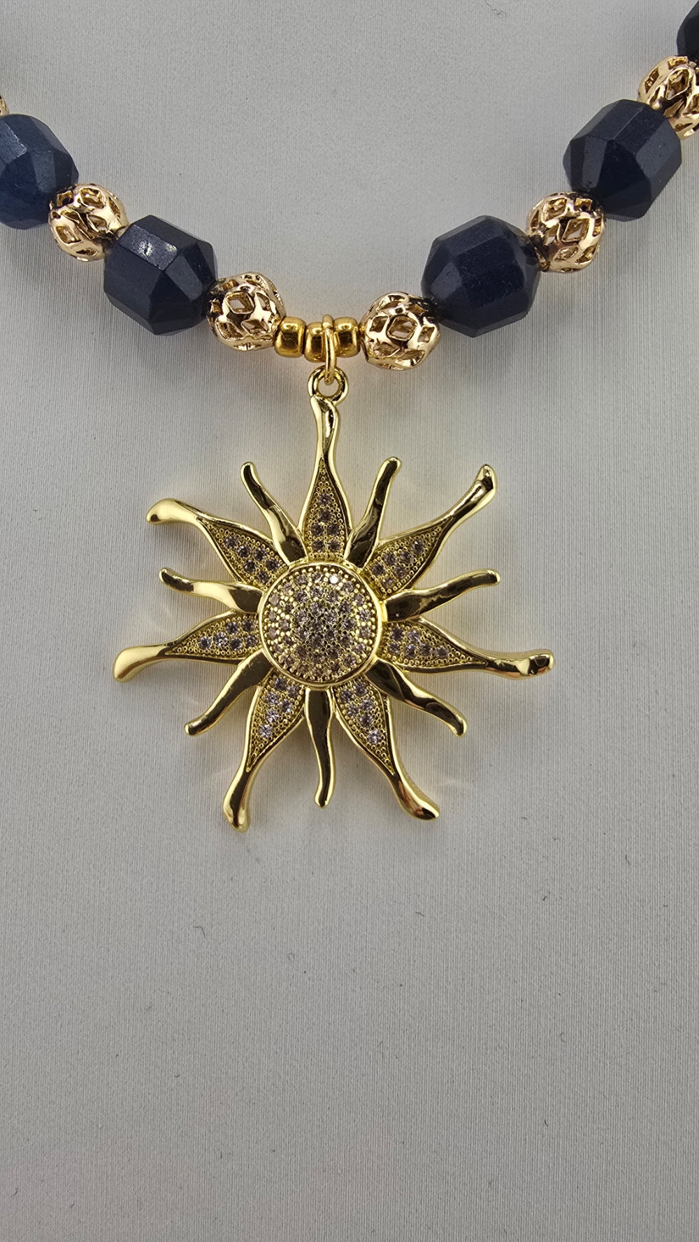 Collier en saphir et  son médaillon soleil