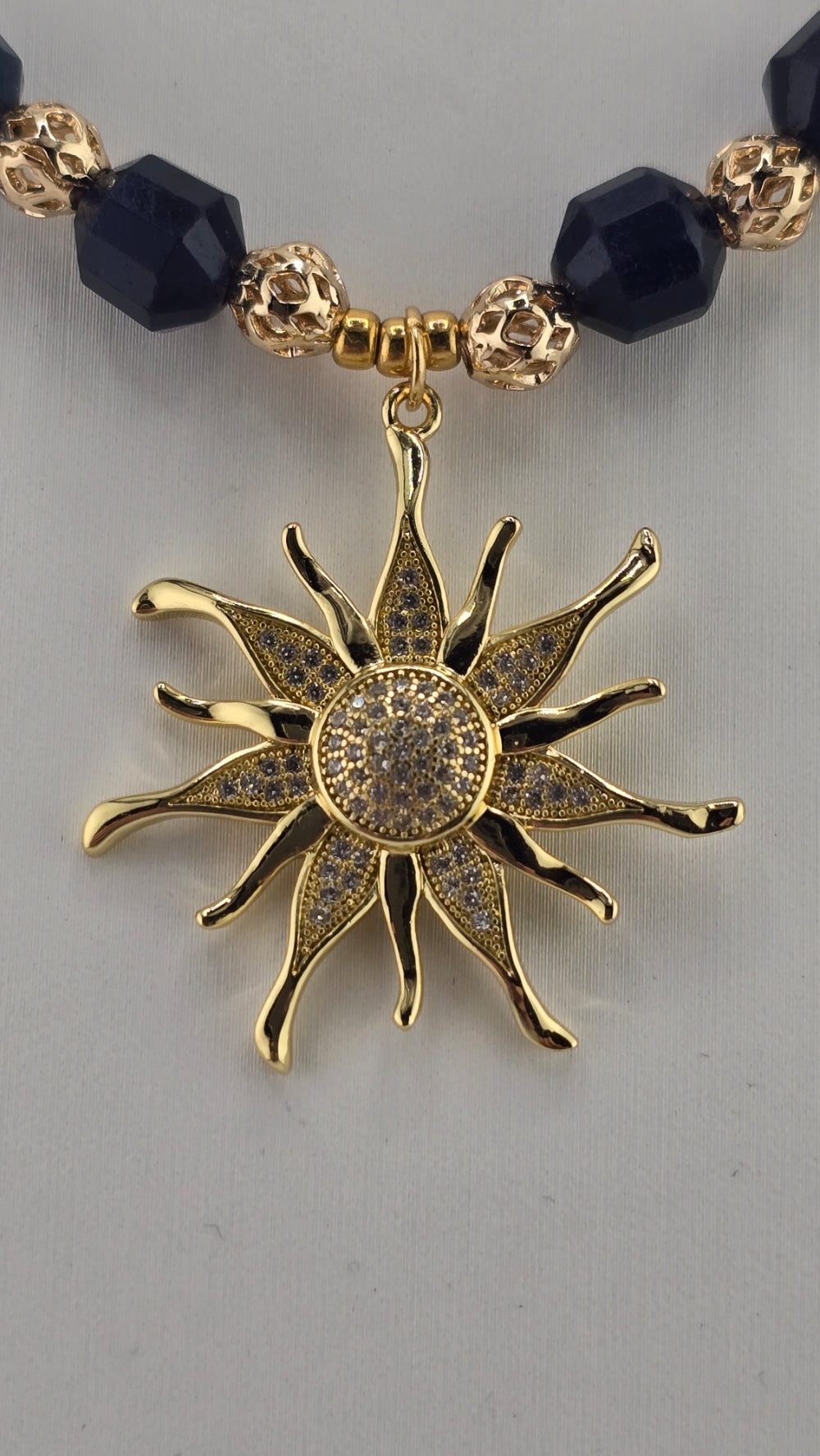 Collier en saphir et  son médaillon soleil