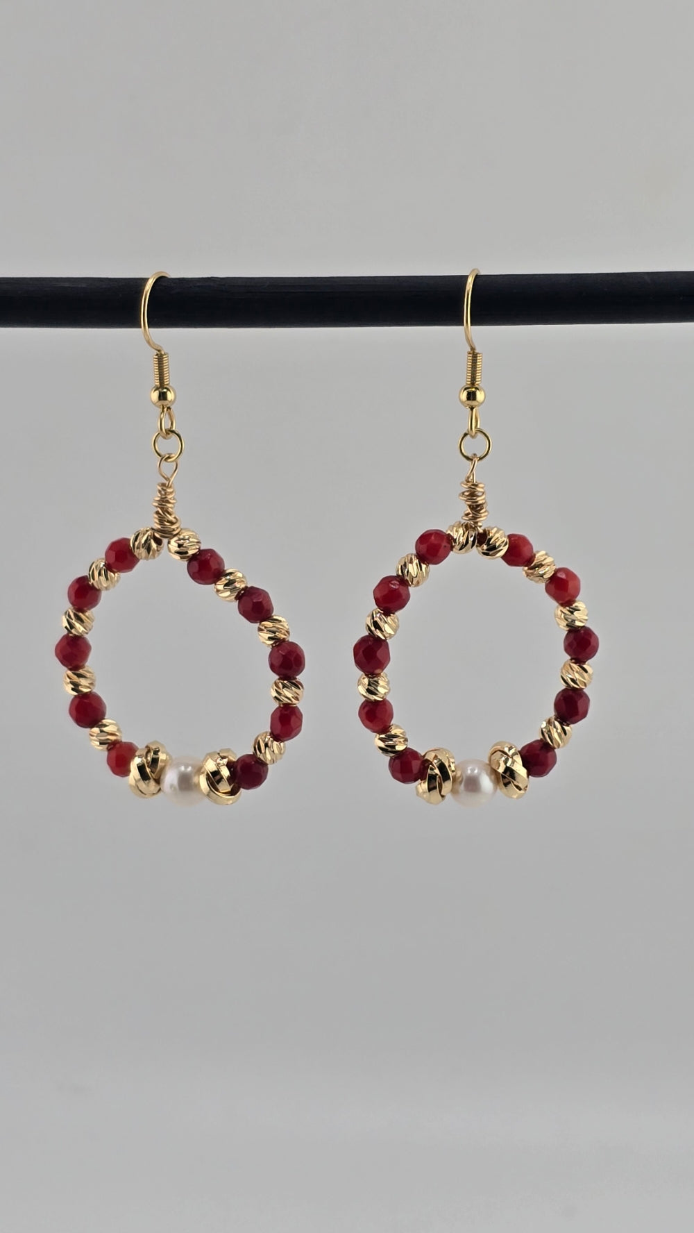 Boucles d'oreilles avec perle de culture et corail rouge