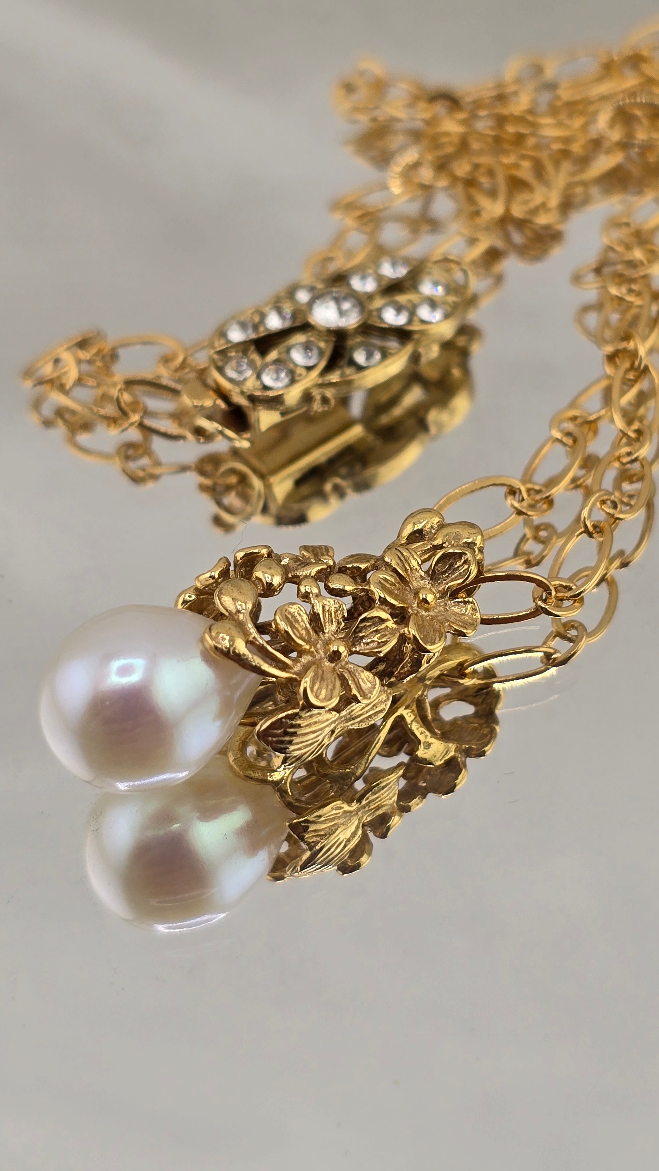 Collier chaine avec pendentif vermeil et perle de culture.