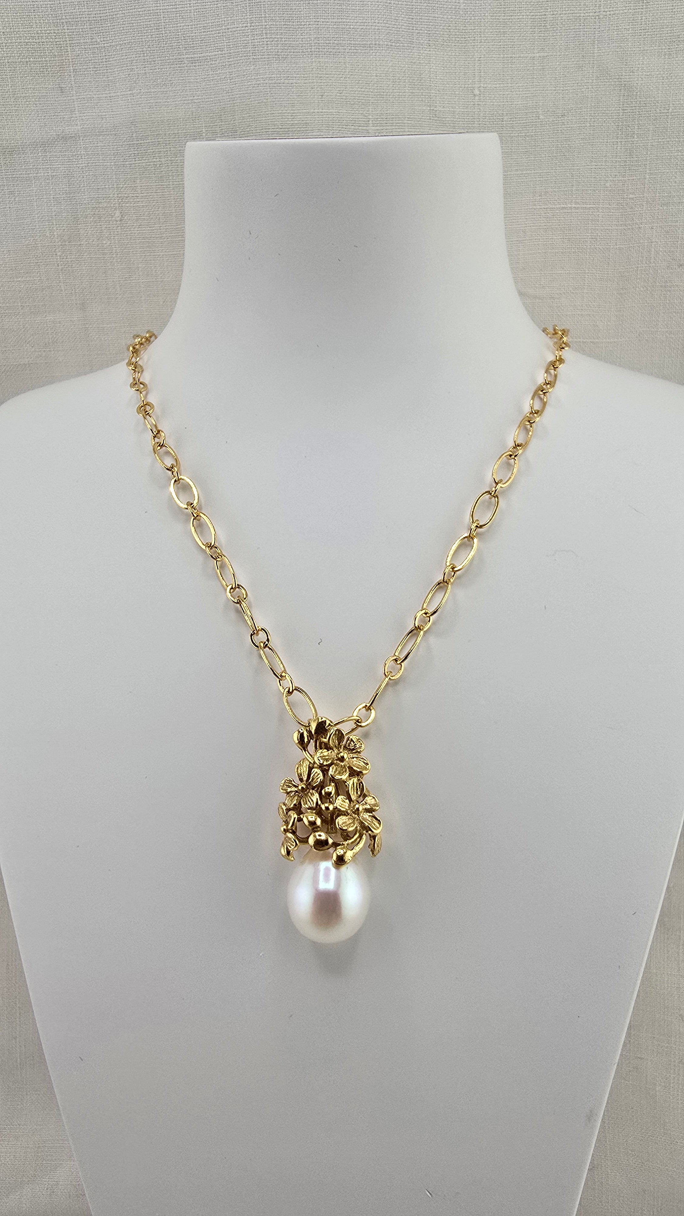 Collier chaine avec pendentif vermeil et perle de culture.