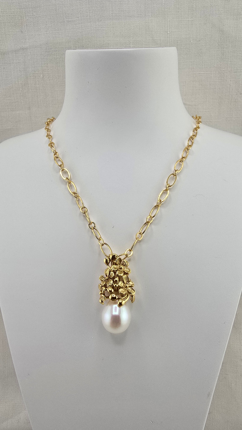 Collier chaine avec pendentif vermeil et perle de culture.