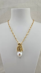 Collier chaine avec pendentif vermeil et perle de culture.