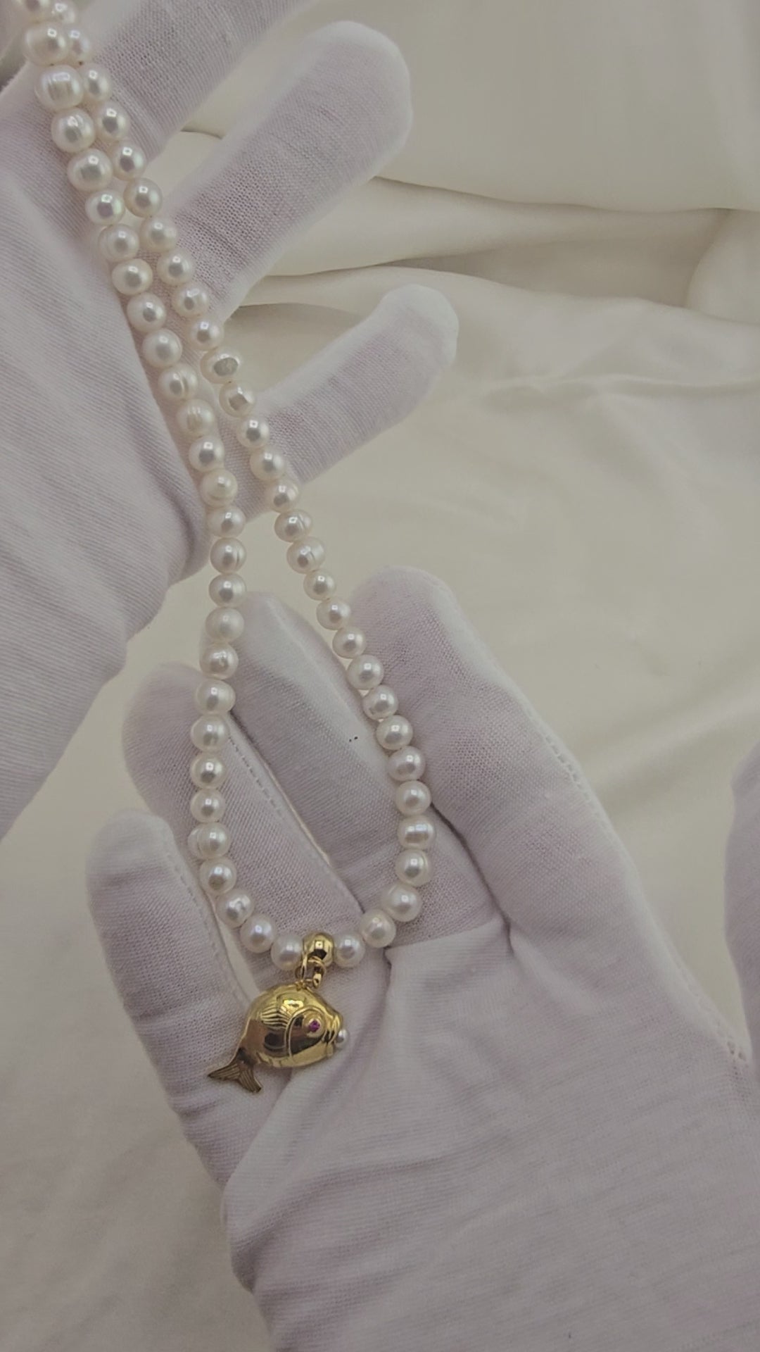 Collier en perles de culture et pendentif poisson