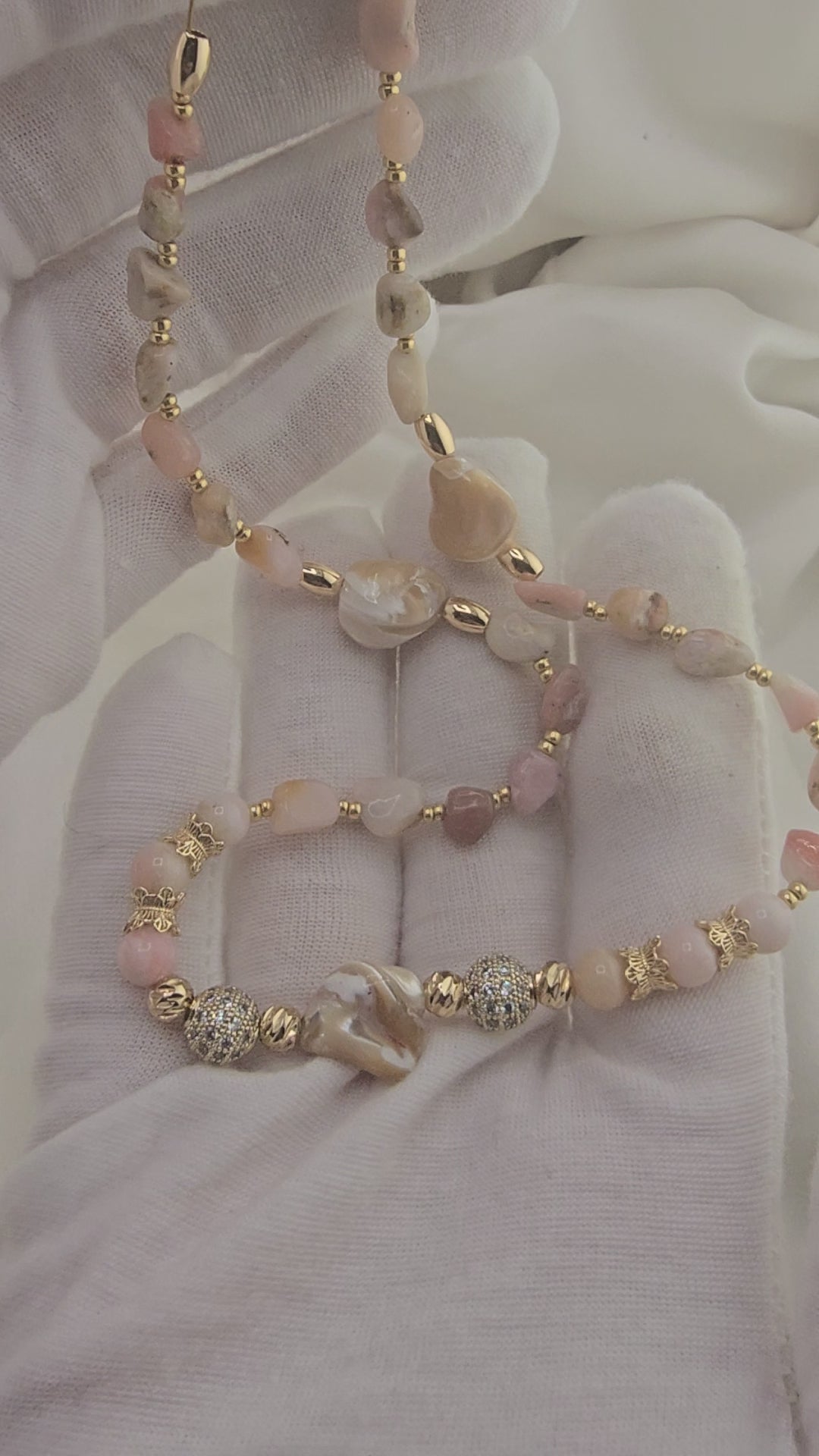 Collier en perles et galets en Opal rose, 3 perles de Trocca
