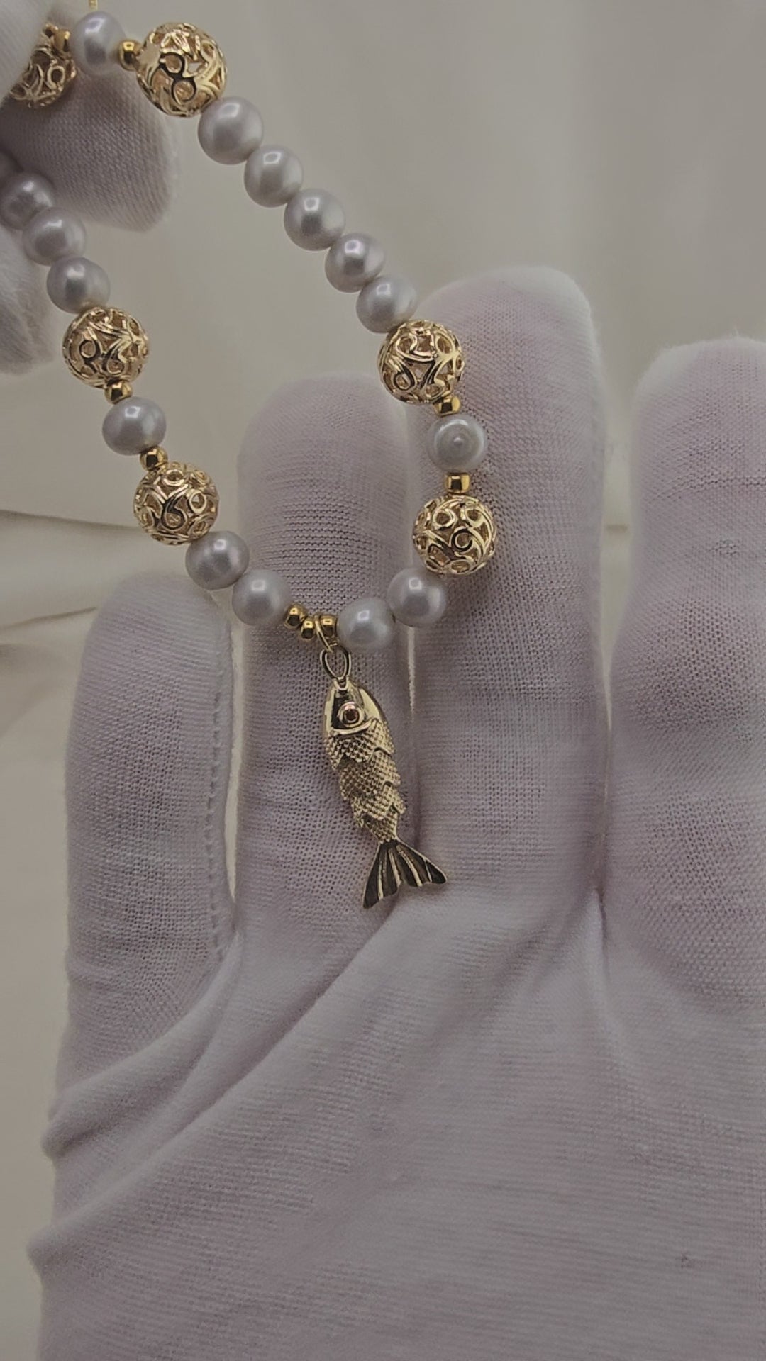 Necklace in gray cultured pearls in its case