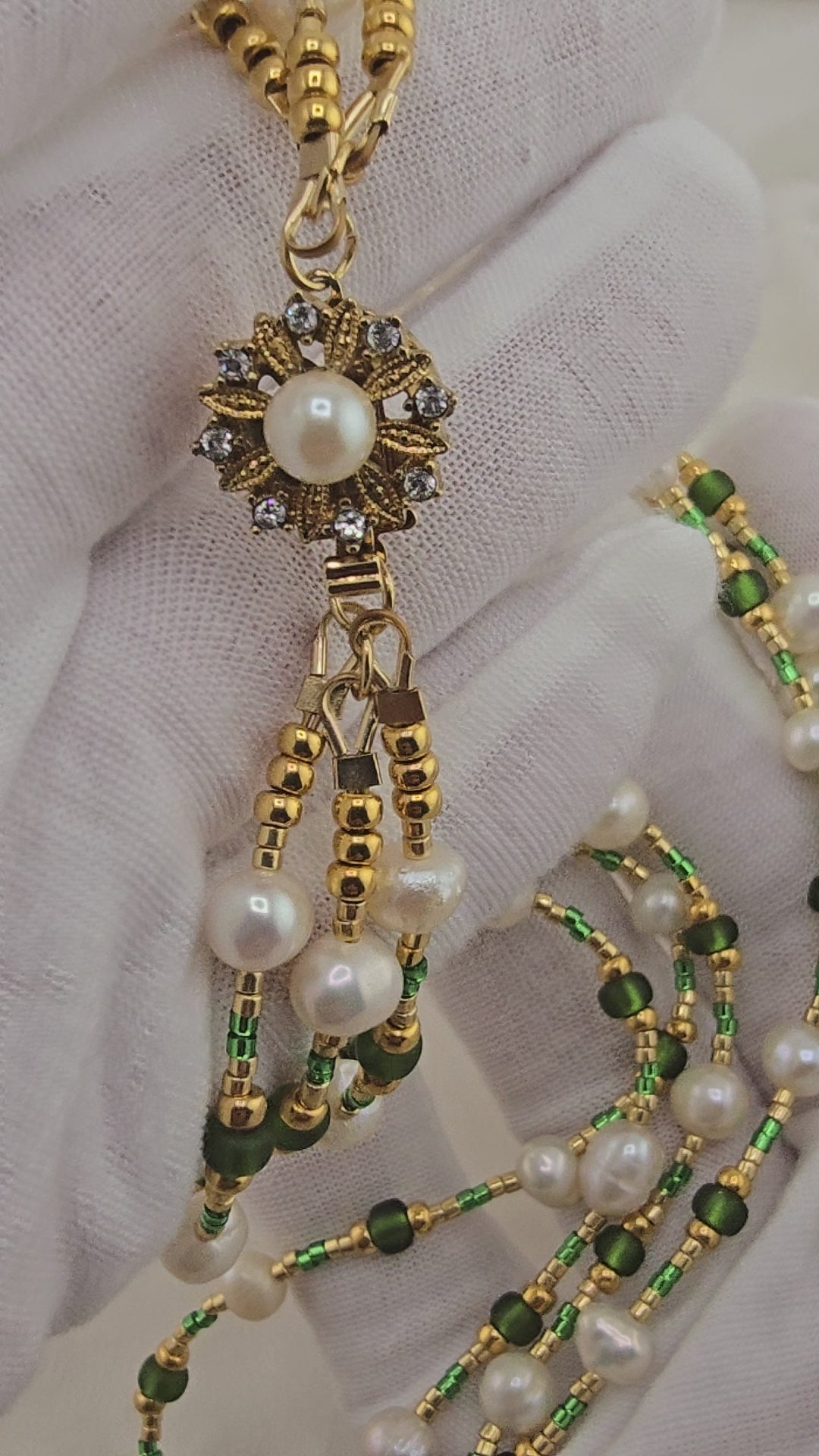 Collier 3 rangs en perles de culture véritable dans son écrin