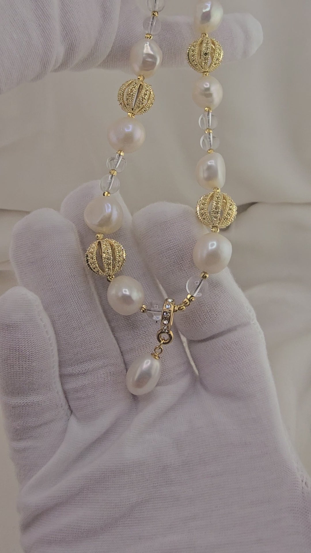 Collier avec perles de culture baroque et Cristal de Roche et pendentif en perle de culture olive.