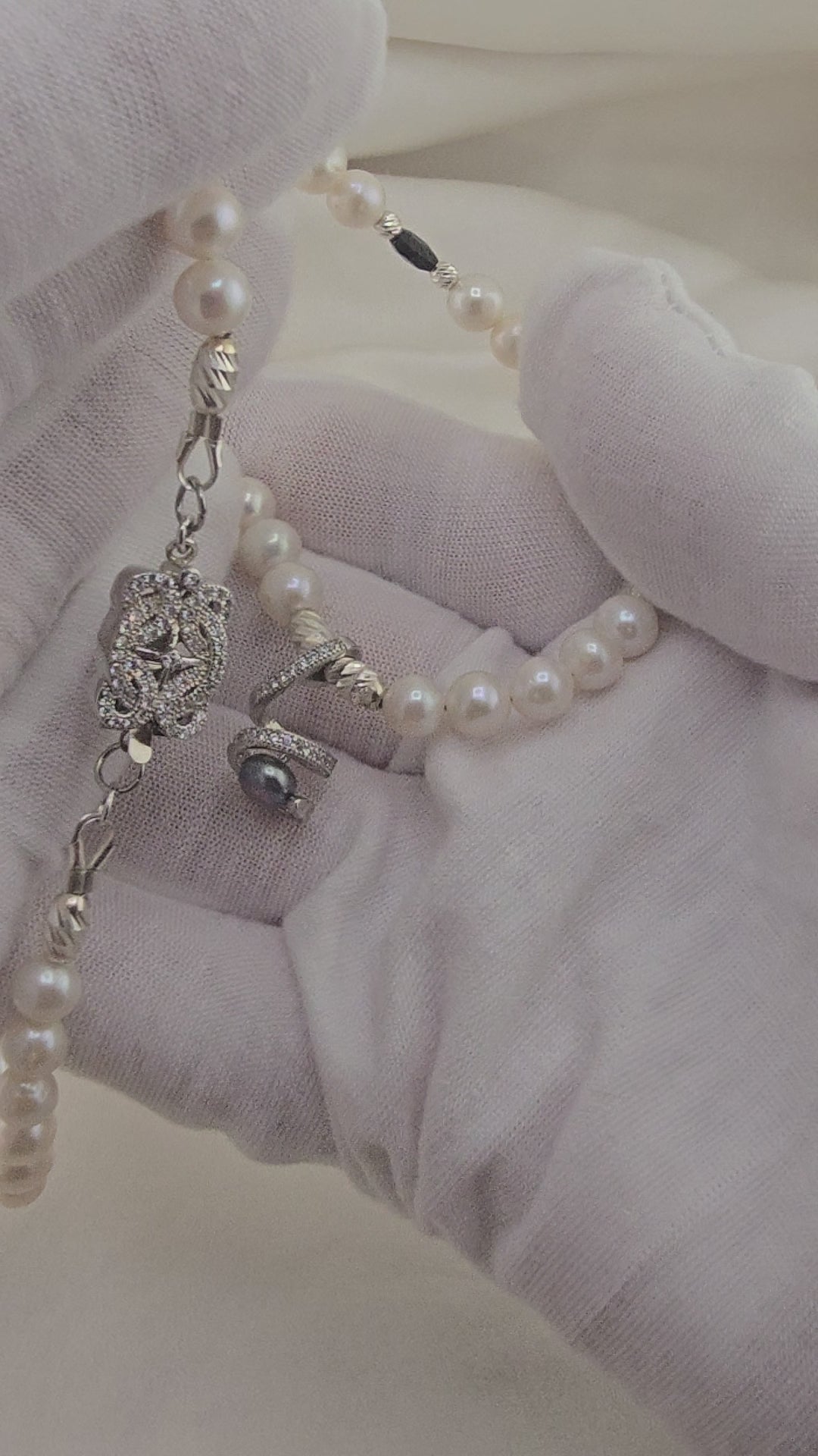 Collier en perles de culture,  saphir et pendentif strass et perle
