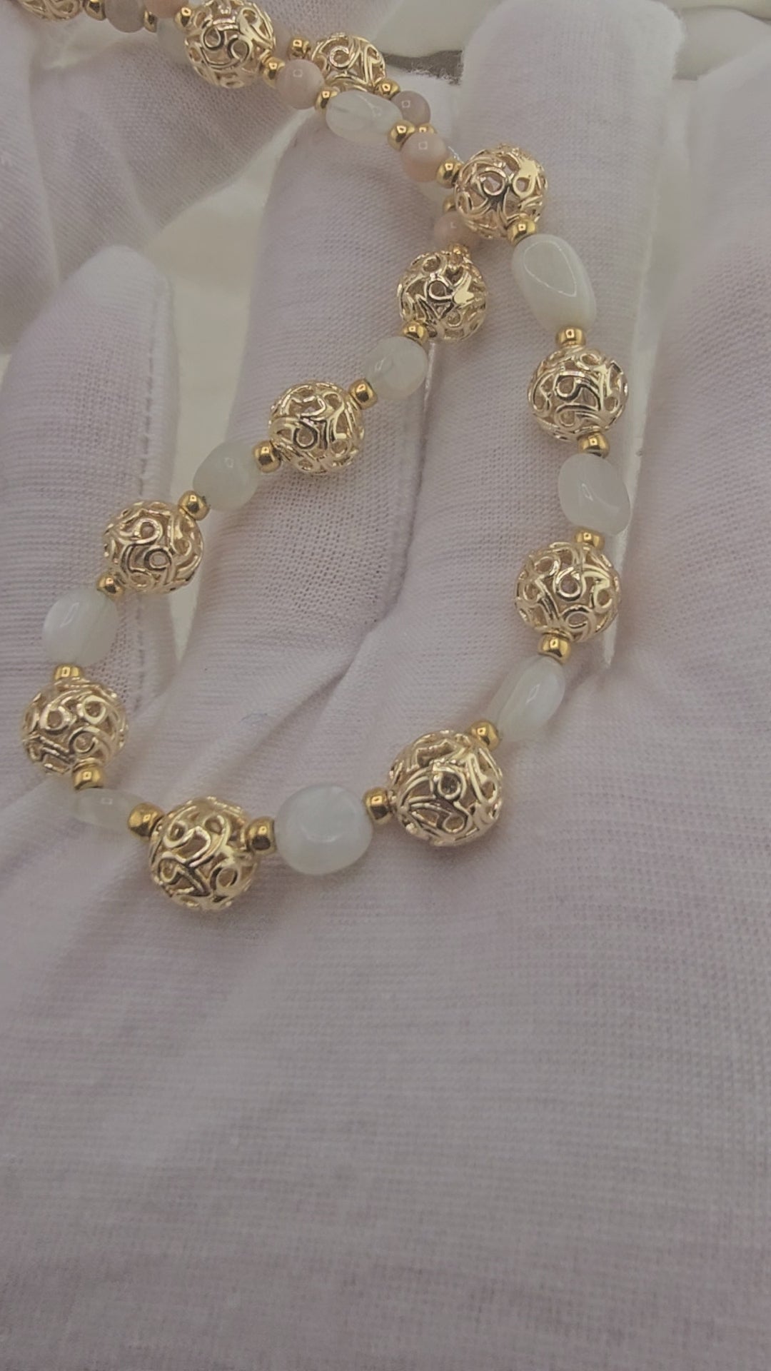 Collier en pierre de lune et plaqué or