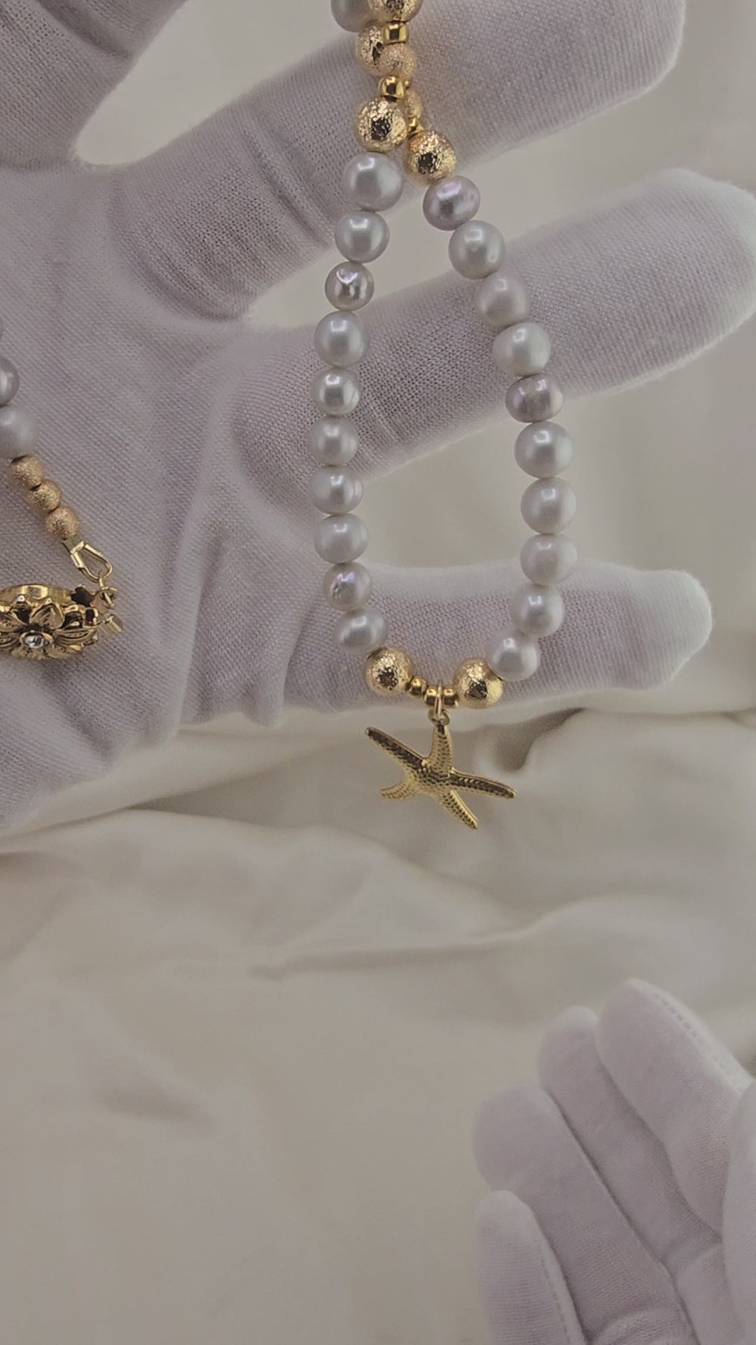 Necklace in gray cultured pearls in its case