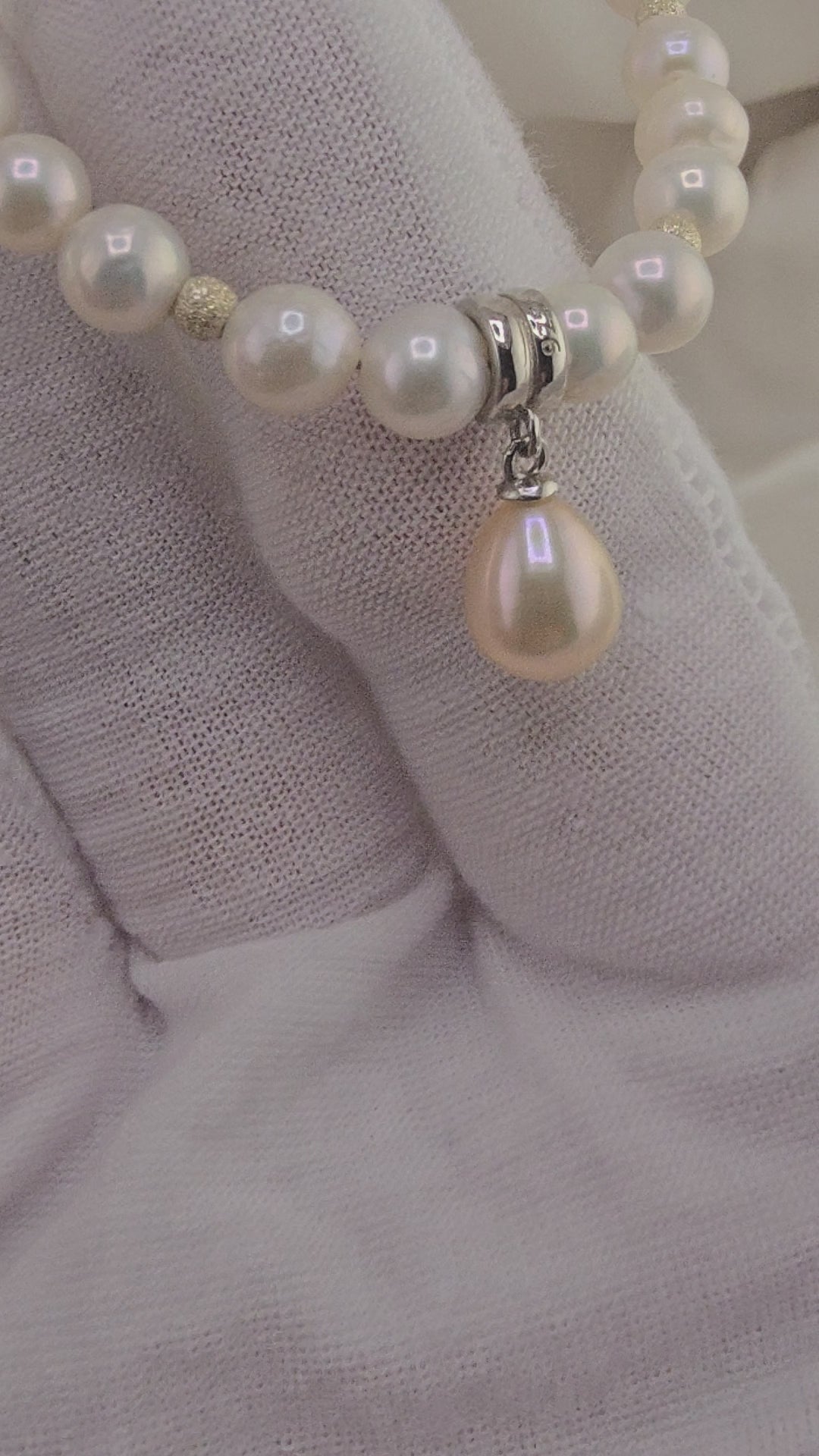 Collier en perles de culture  blanche et son pendentif en perle