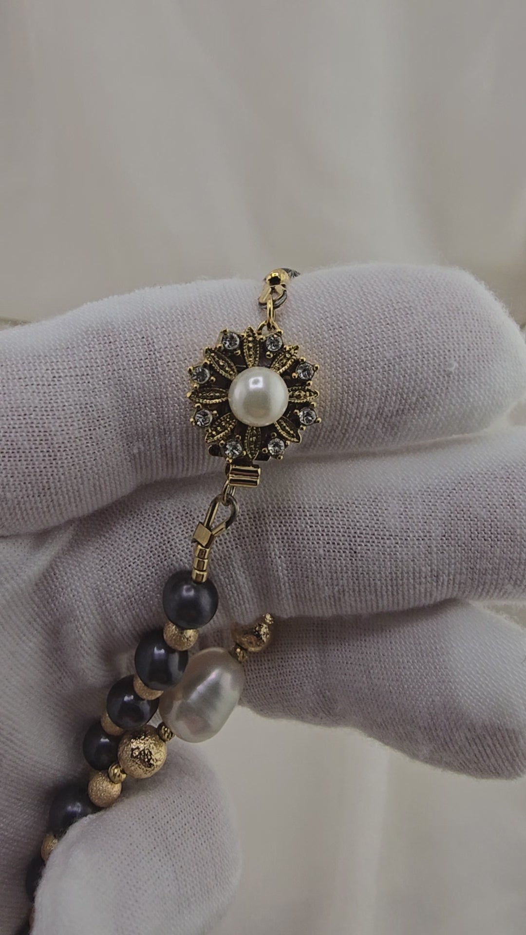 Collier en perles de culture bleu ronde et blanche olive