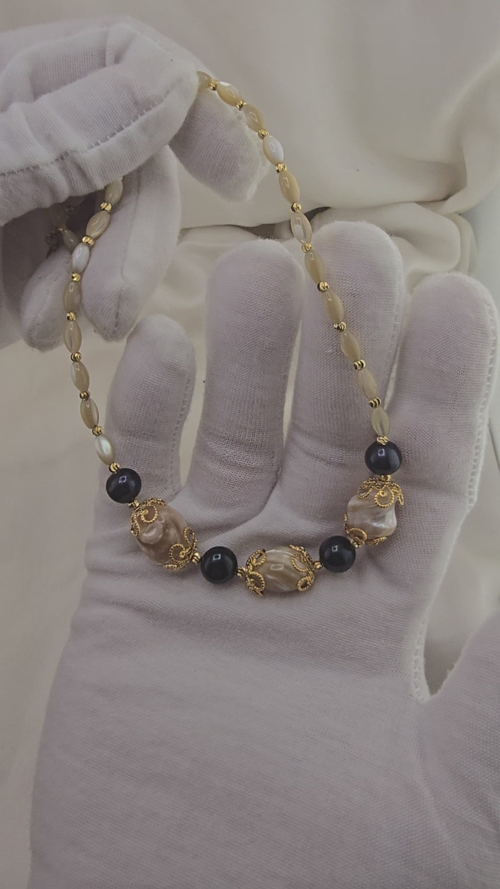 Collier en perles de Trocca et perles de culture bleu marine