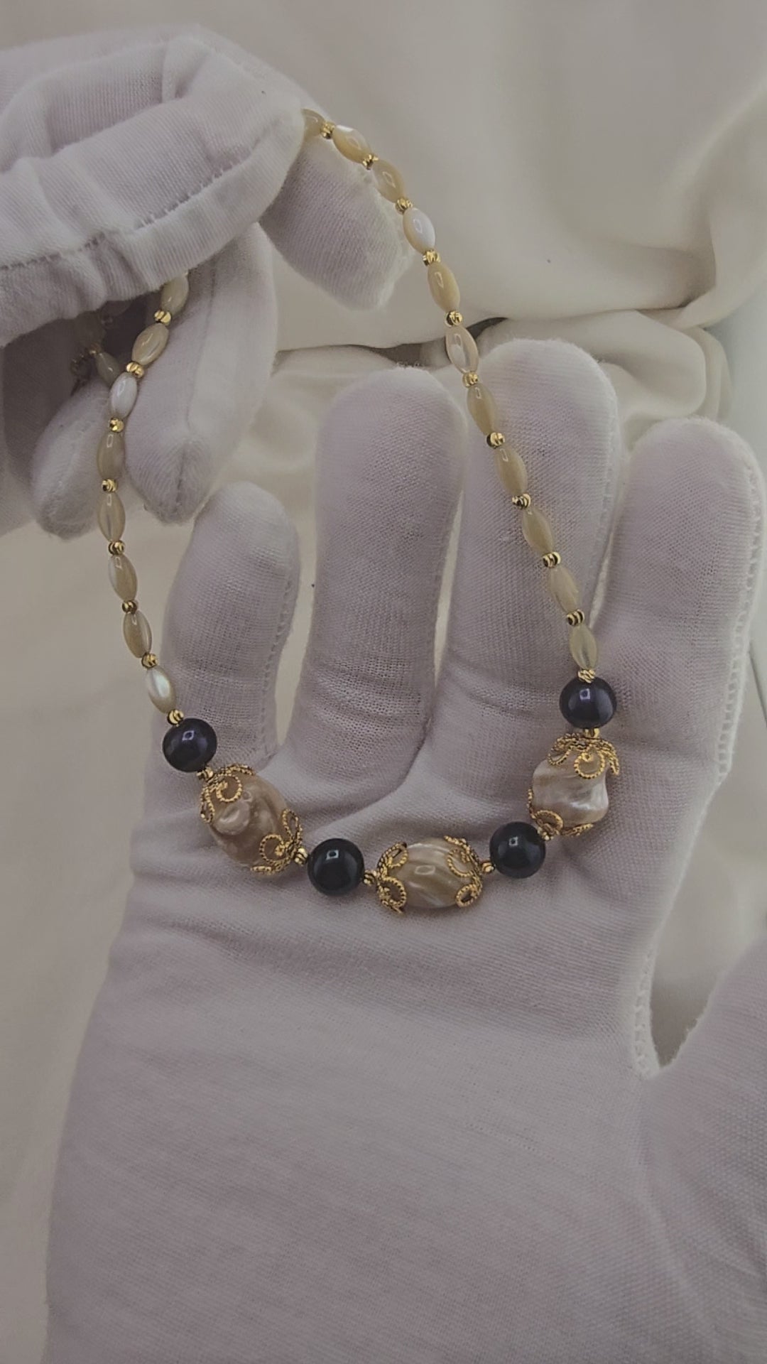 Collier en perles de Trocca et perles de culture bleu marine