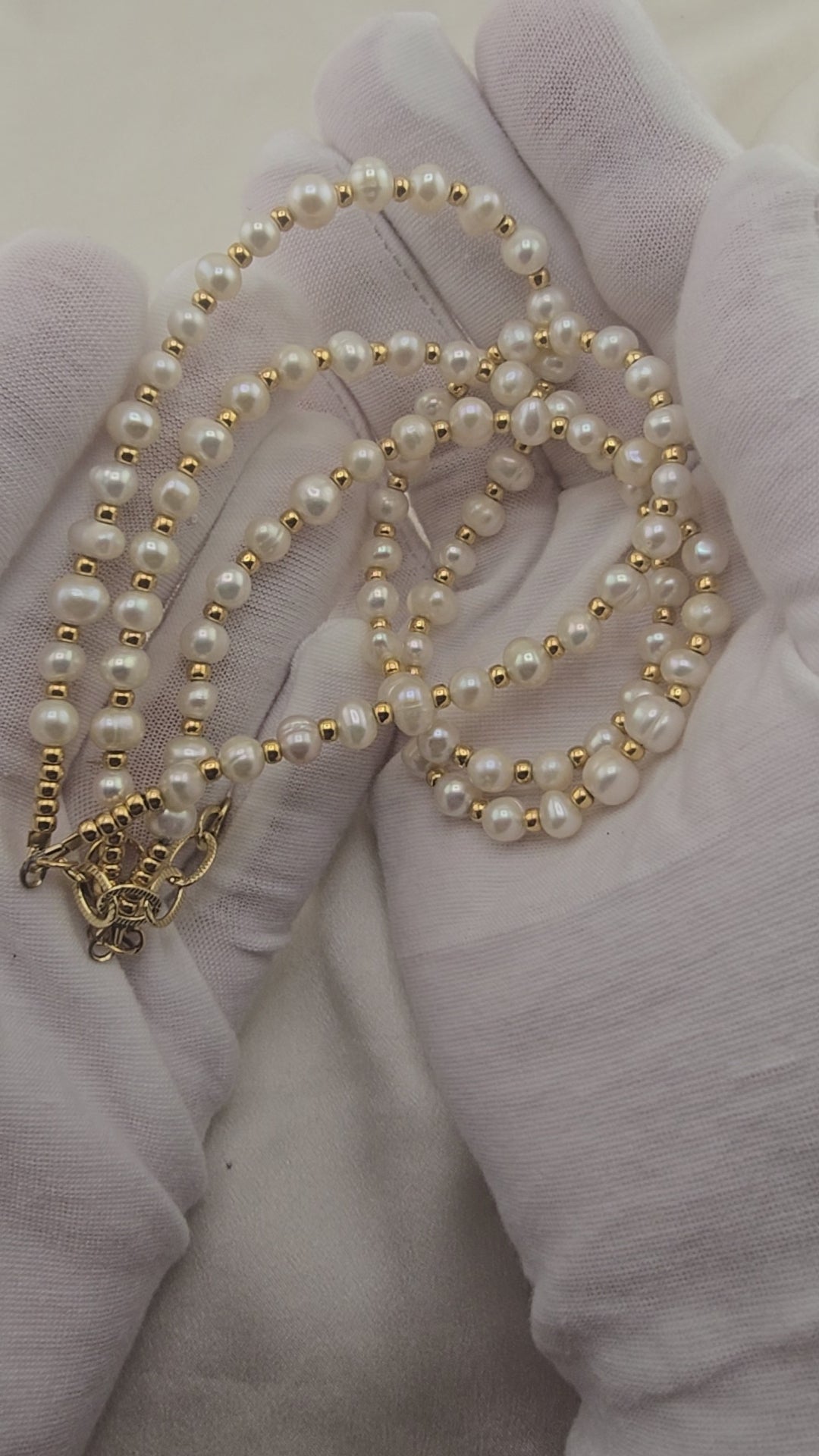 Collier avec deux rangs de perles de culture blanches dans son écrin