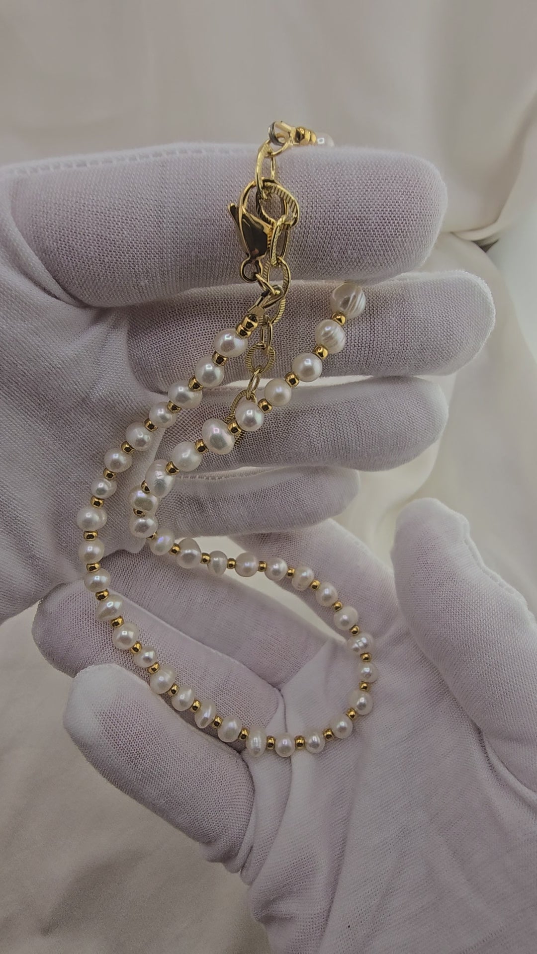 Cultured pearl choker necklace in its case