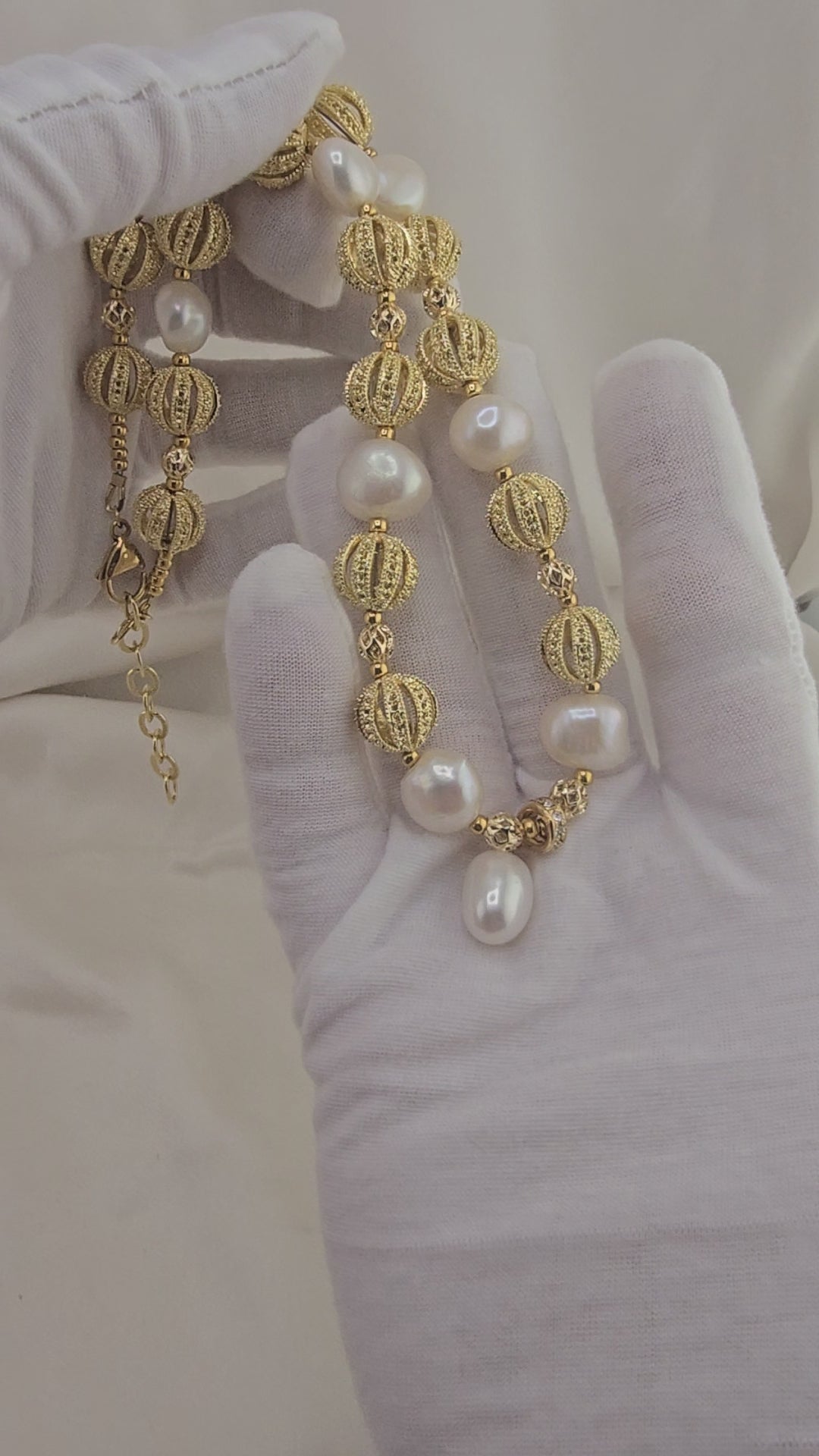 Collier avec perles de culture baroque et pendentif en perle de culture olive