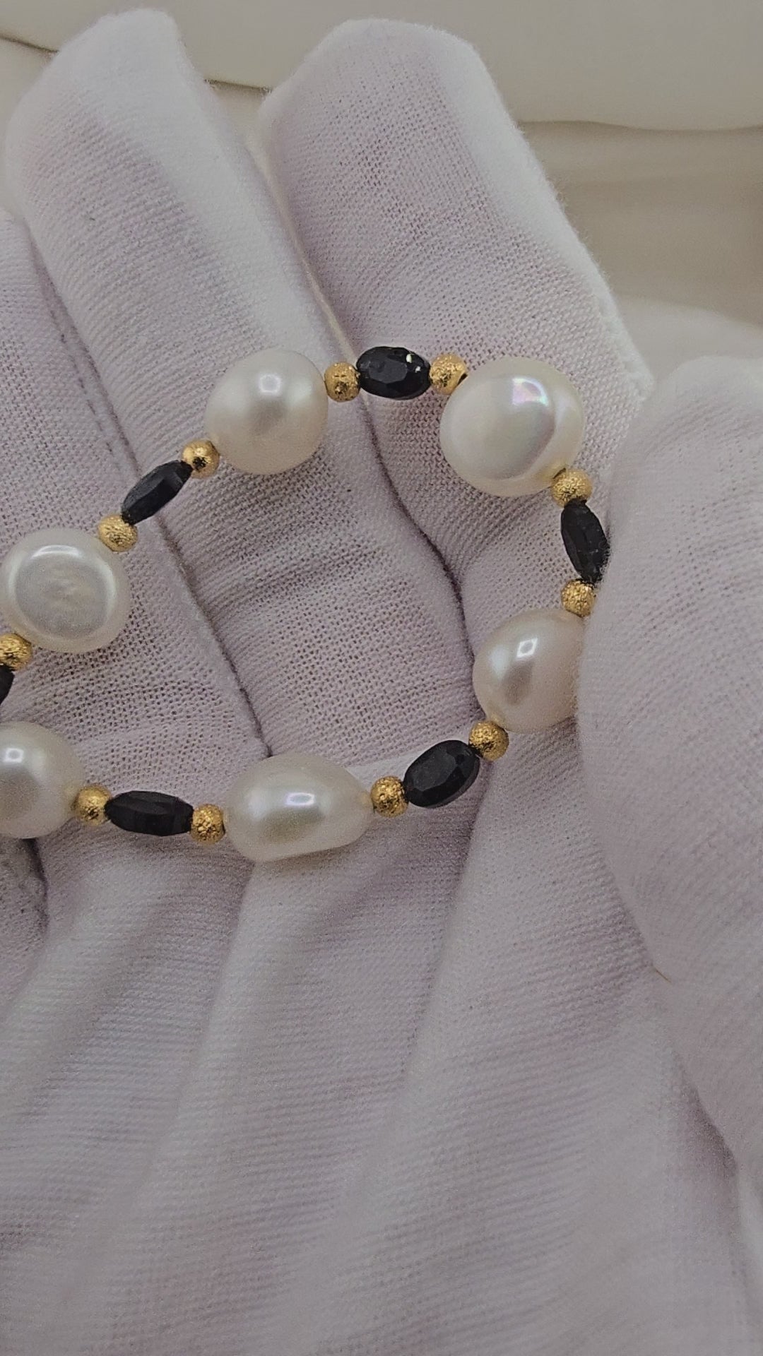 Collier en perles de culture baroque et saphir plat et biseauté