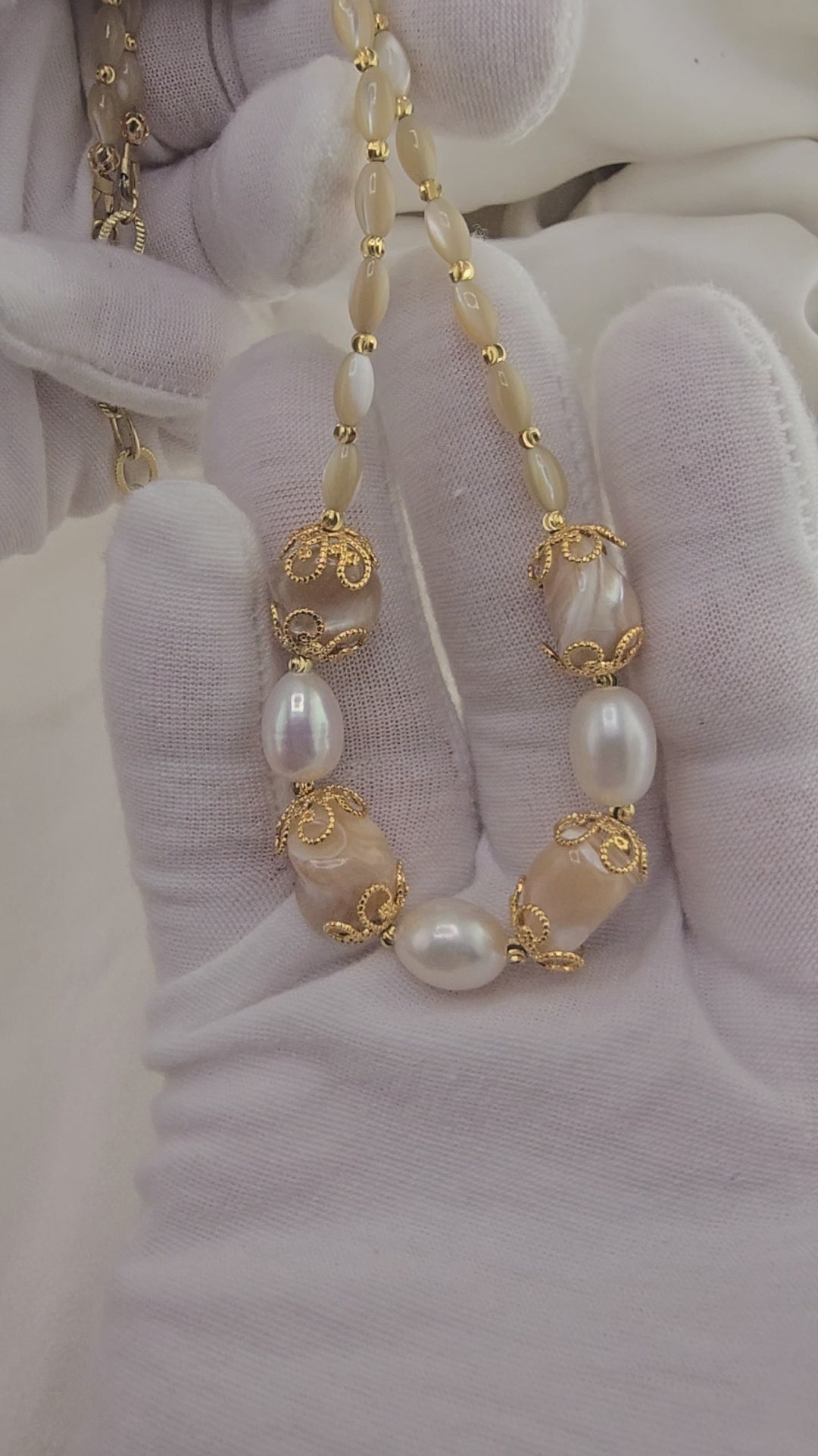 Collier en perles de Trocca et perles de culture olive