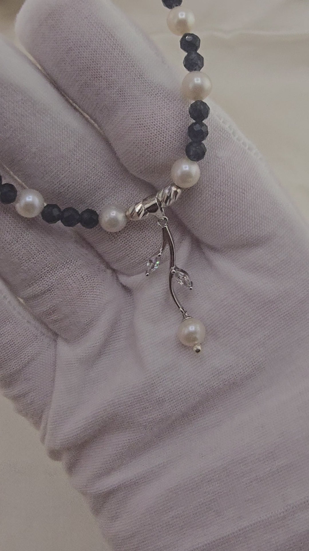 Collier en perles de culture et saphir e son pendentif en swarovski et perle