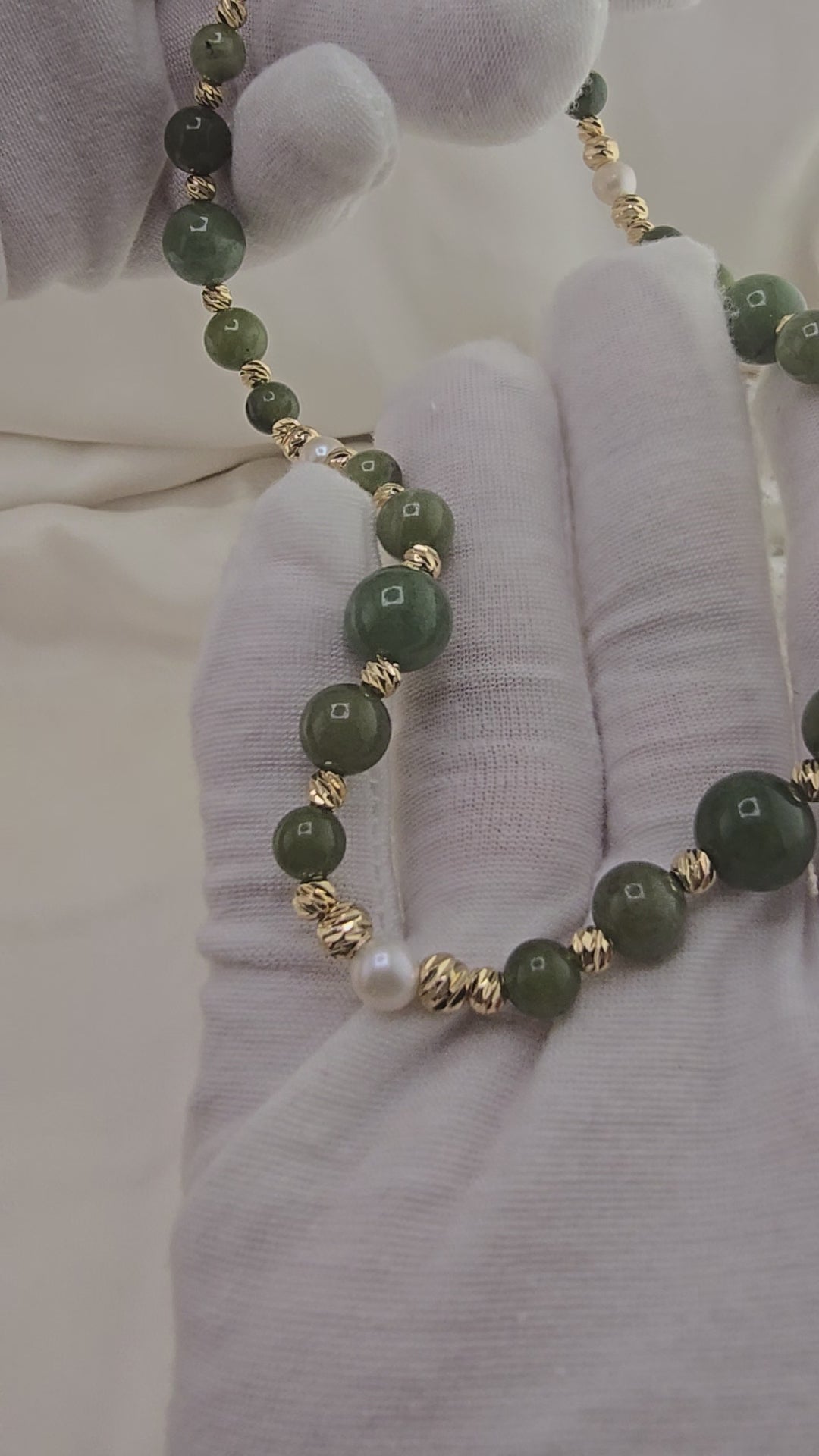 Collier en Perles de culture et Jade.