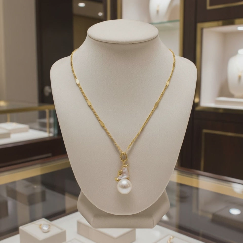 Perle de culture blanche et oiseau en nacre