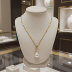 Perle de culture blanche et oiseau en nacre