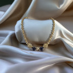 Collier en plaqué or et deux perles de culture bleu marine