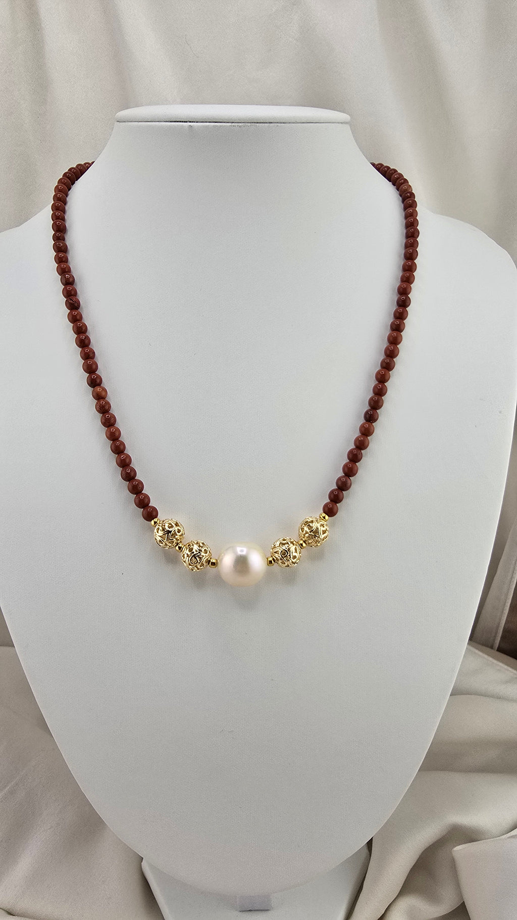 Collier en Jaspe rouge et pendentif perle de culture baroque