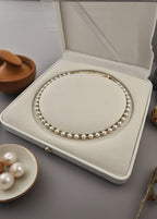 Collier ras du cou en perles de culture dans son écrin