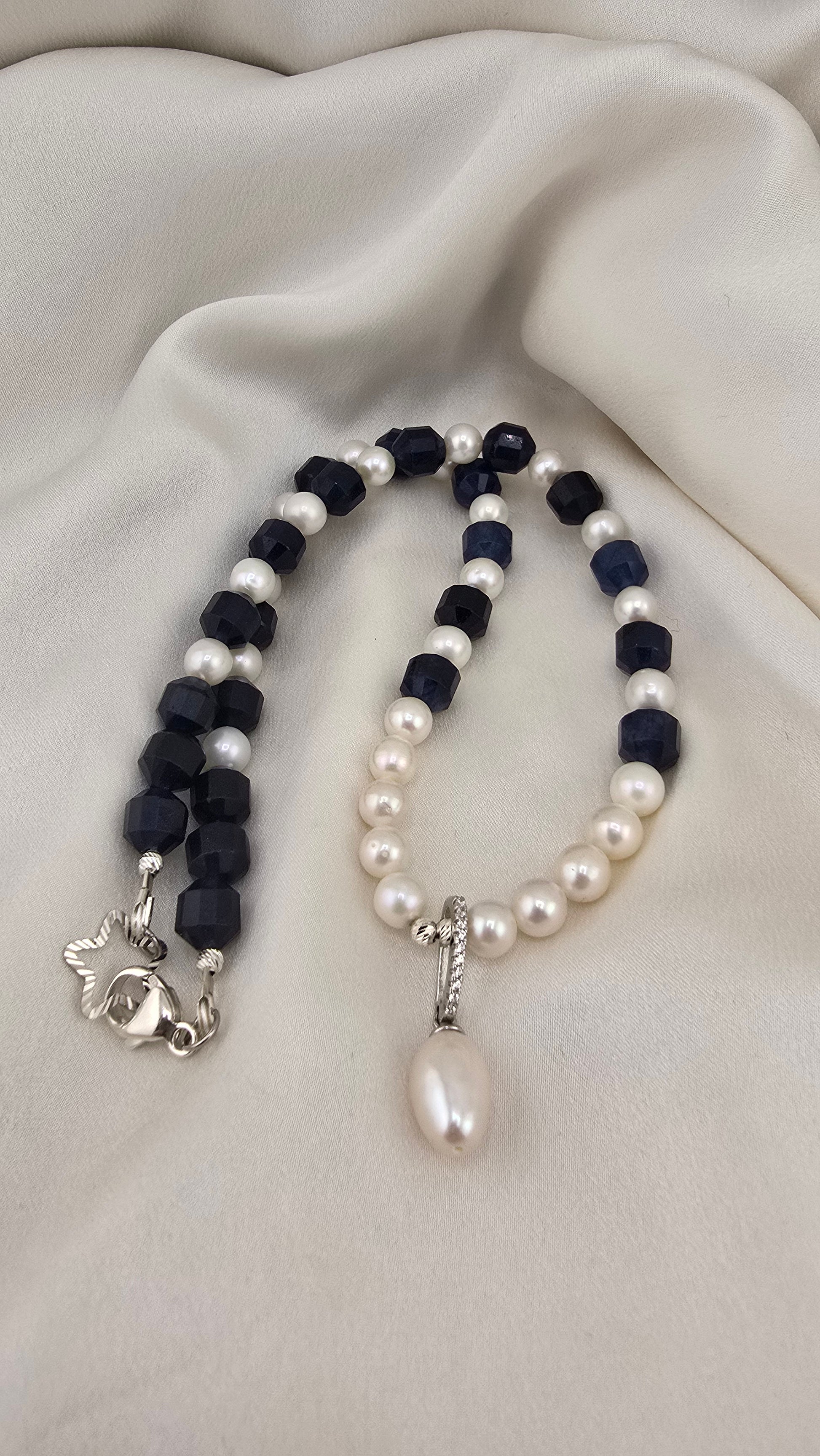 Collier en perles de culture, Saphir et son pendentif swarovski et perle olive