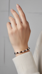 Bracelet en bordeaux très fonce et blanc