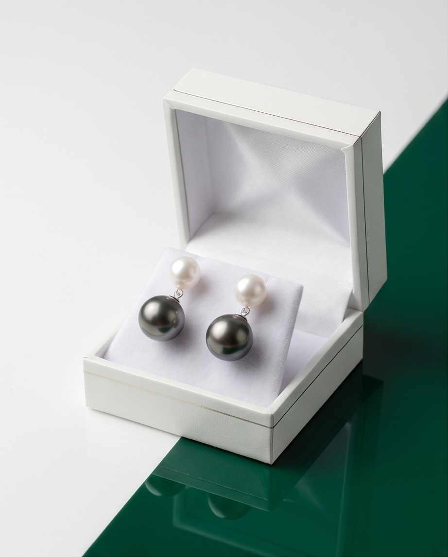 Clair Obscur -  boucles d’oreilles perles de culture blanche 7mm AA et perles de Tahiti 10mm AA+