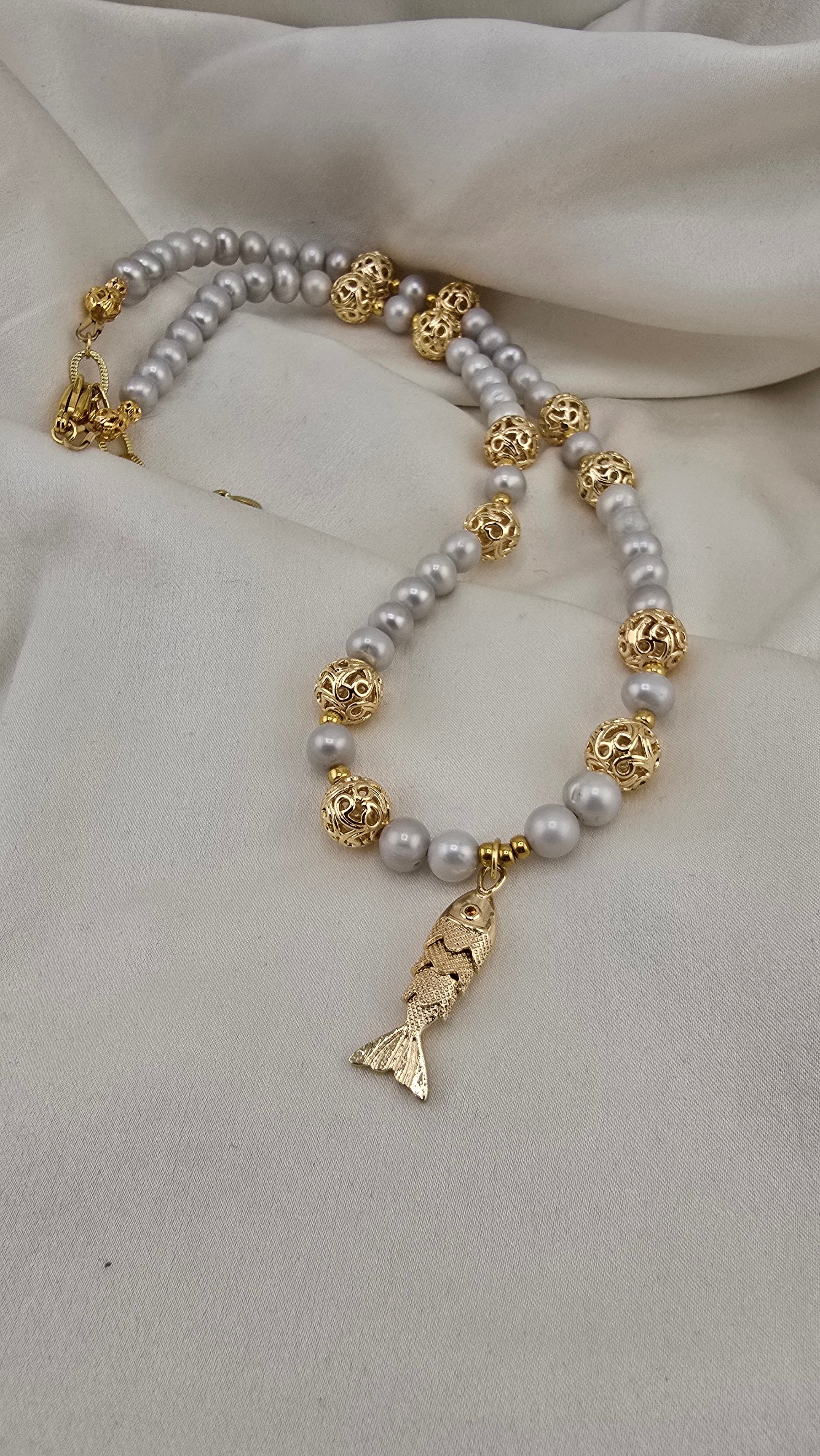 Necklace in gray cultured pearls in its case