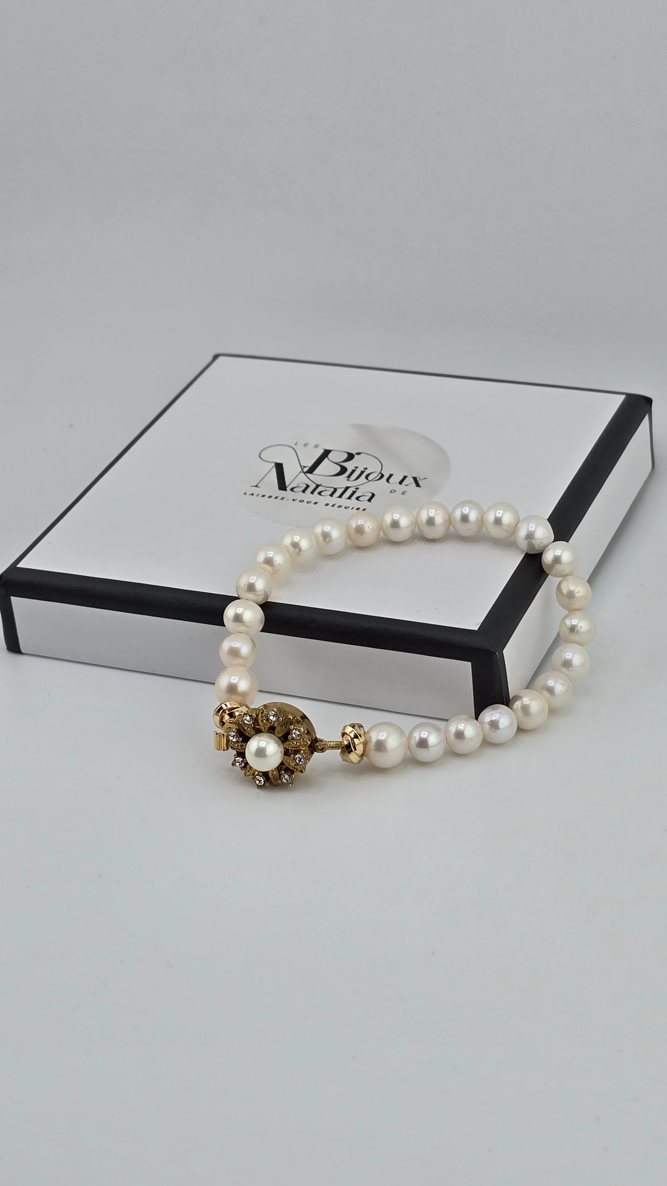 Bracelet en perles de culture et fermoir couture