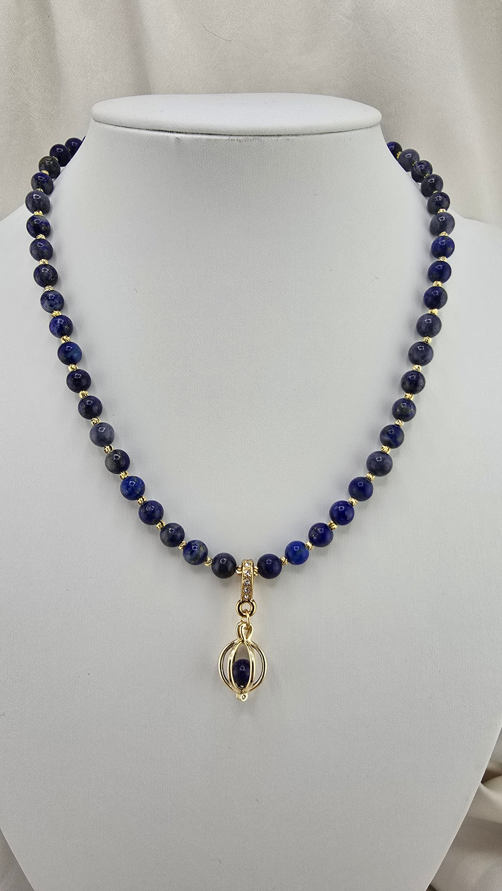 Sapphire pearl necklace in its case