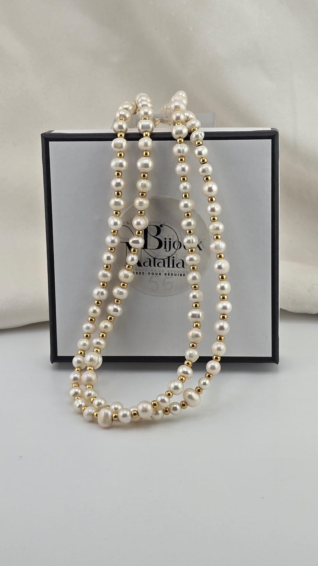 Collier avec deux rangs de perles de culture blanches dans son écrin