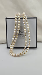 Collier avec deux rangs de perles de culture blanches dans son écrin