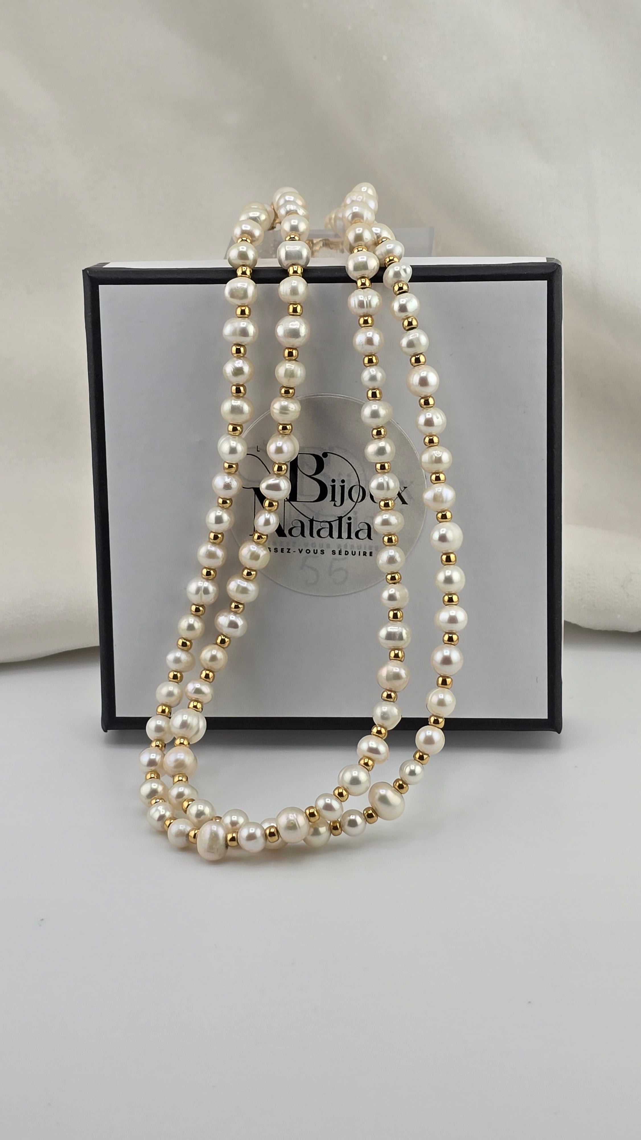 Collier avec deux rangs de perles de culture blanches dans son écrin