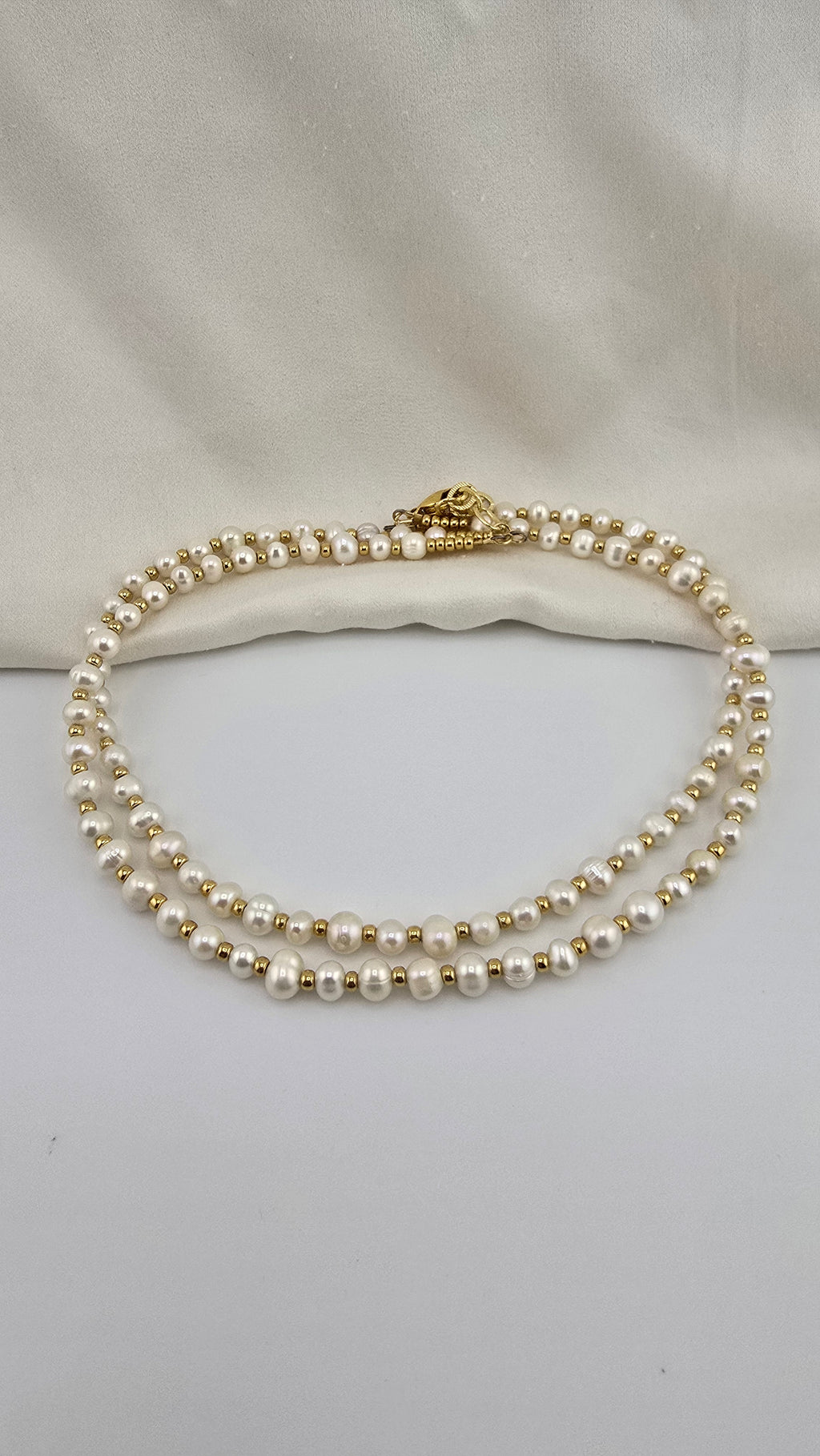 Collier avec deux rangs de perles de culture blanches dans son écrin